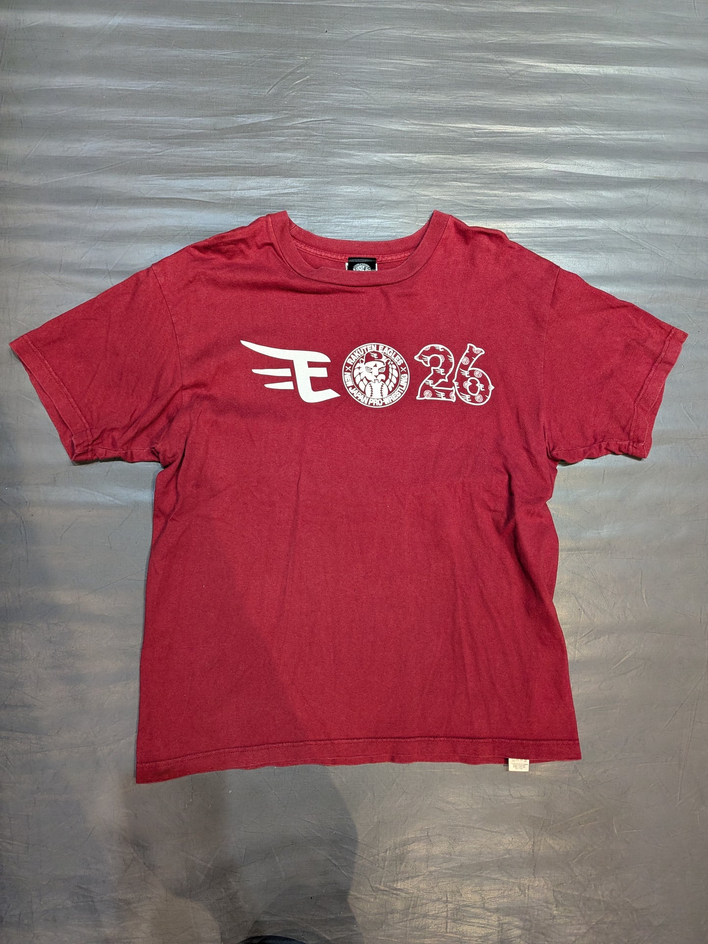 Tohoku Rakuten Golden Eagles × NJPW 2nd Collaboration "E26" T-shirt (Grimson Red)
