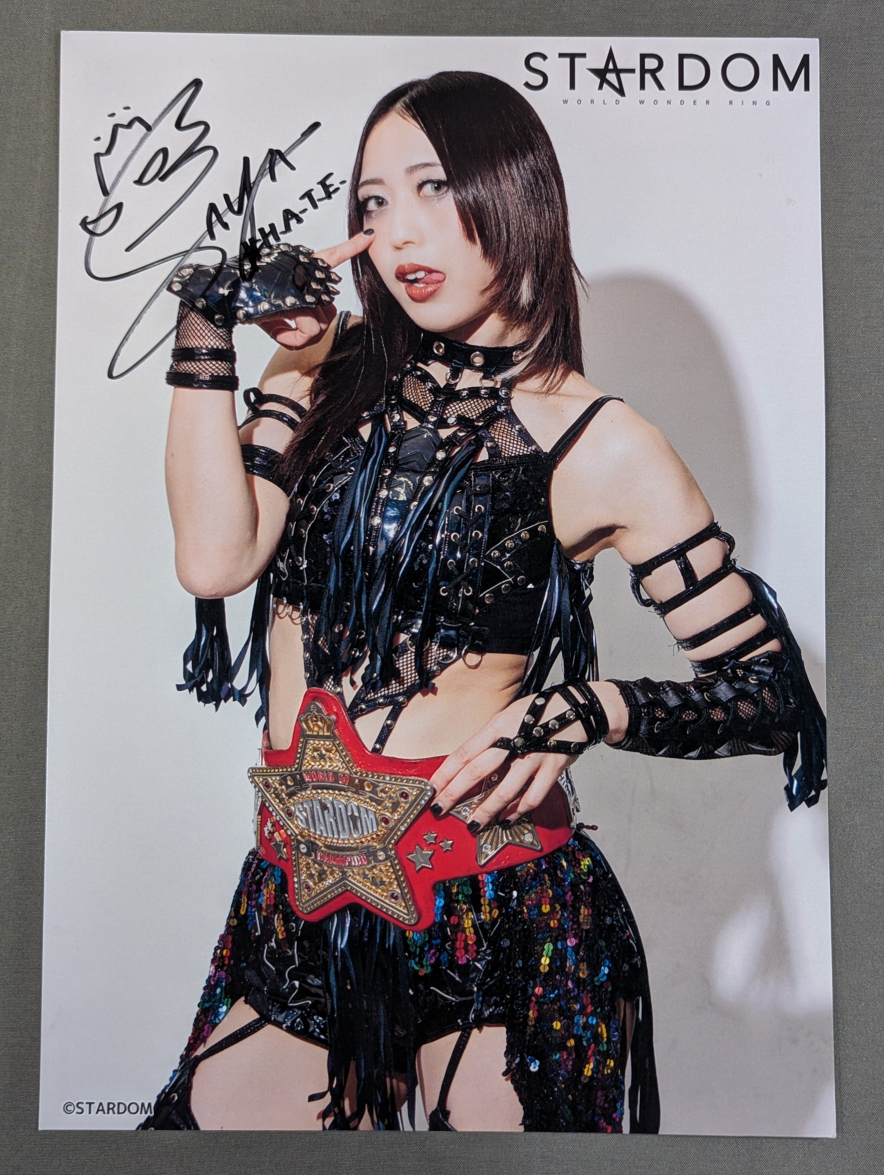 上谷沙弥 直筆サイン入り スターダムポートレート(C-8) – 闘道館