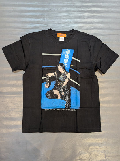 後楽園ホール×プロレスラーコラボ 上谷沙弥「SERVANTS ARE CRAZY ABOUT THEIR QUEEN / Costume」Tシャツ