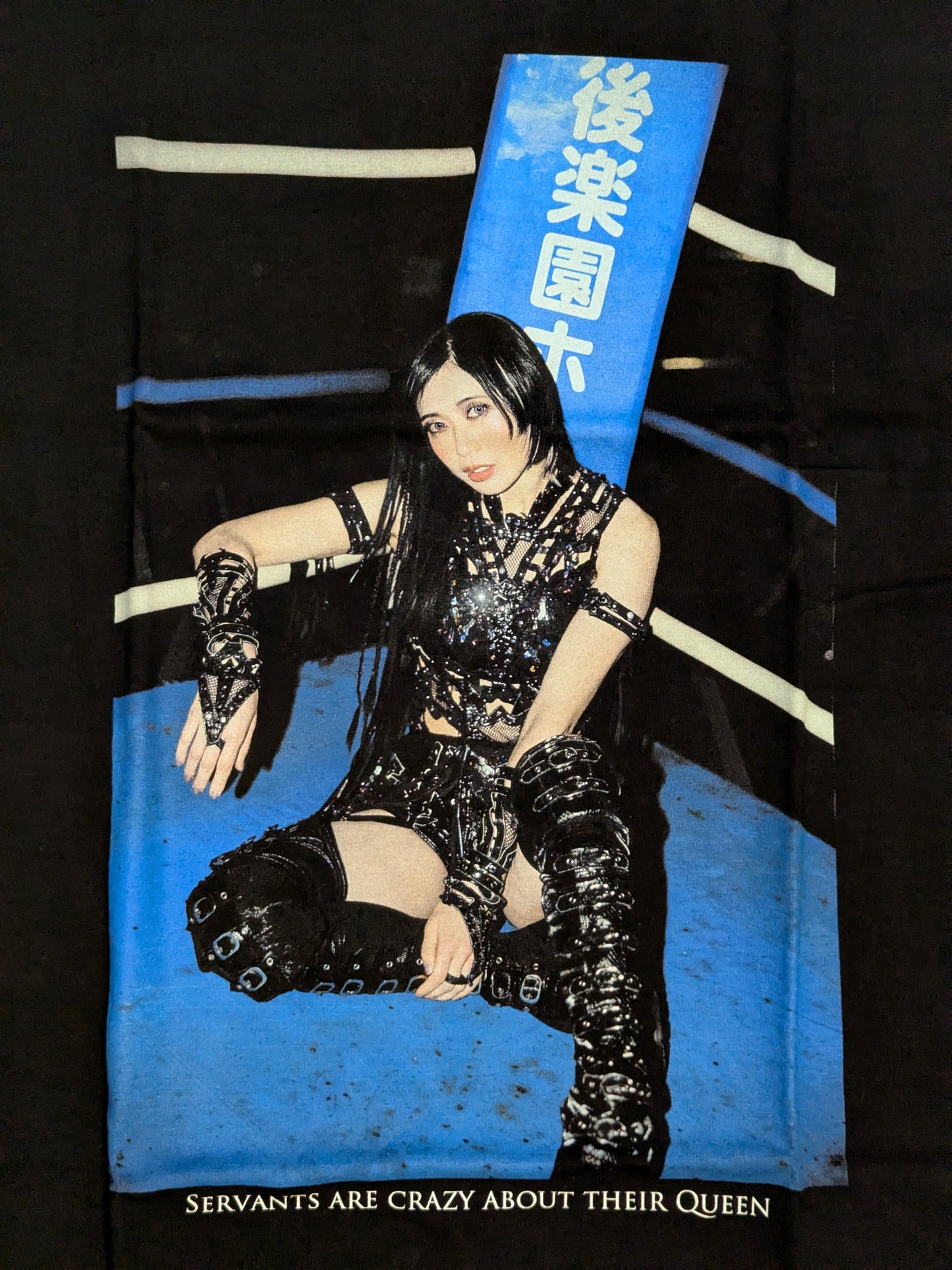後楽園ホール×プロレスラーコラボ 上谷沙弥「SERVANTS ARE CRAZY ABOUT THEIR QUEEN / Costume」Tシャツ