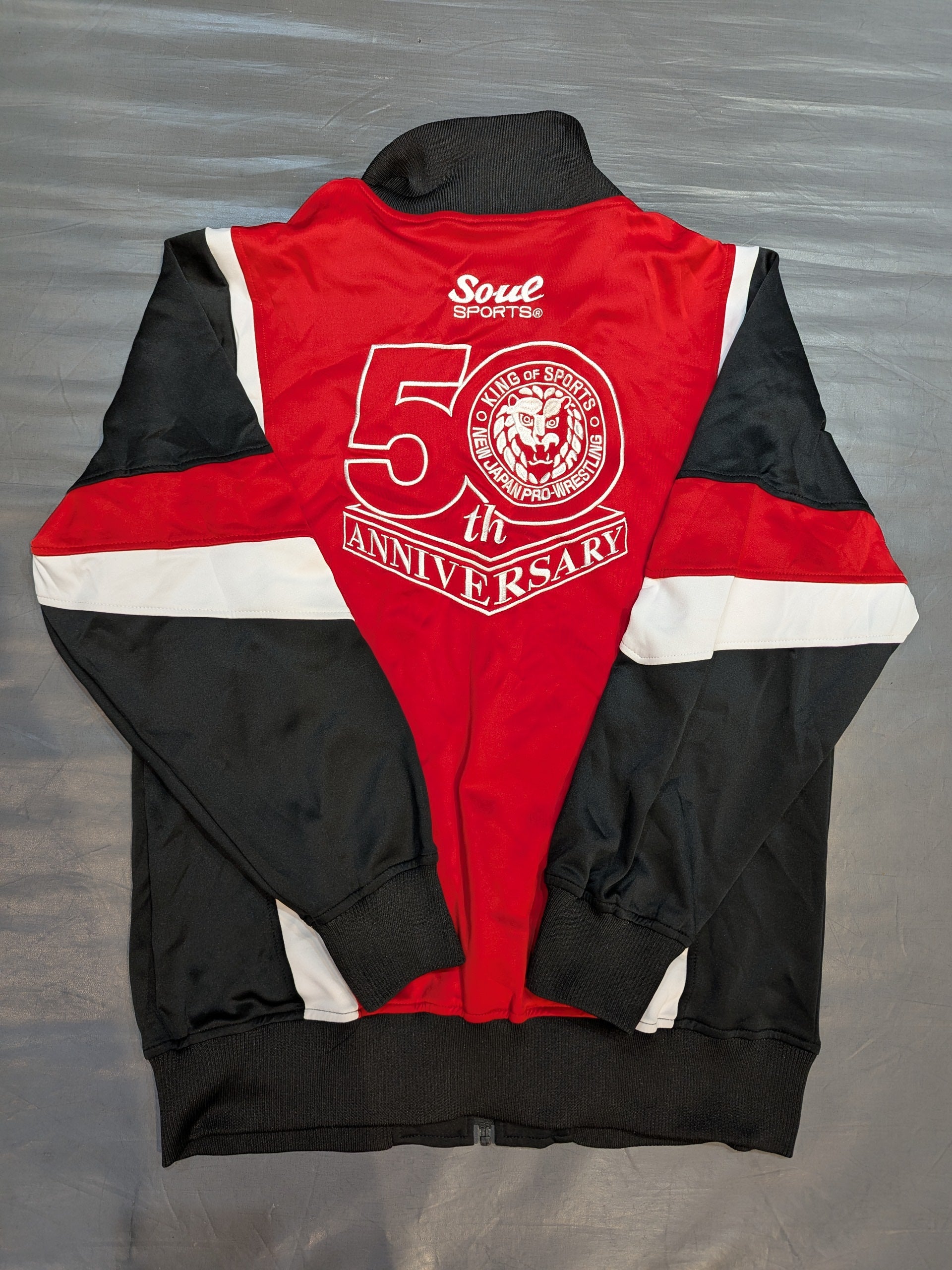 新日本プロレス×SOUL 50周年記念ジャージ(レッド×ブラック) – 闘道館