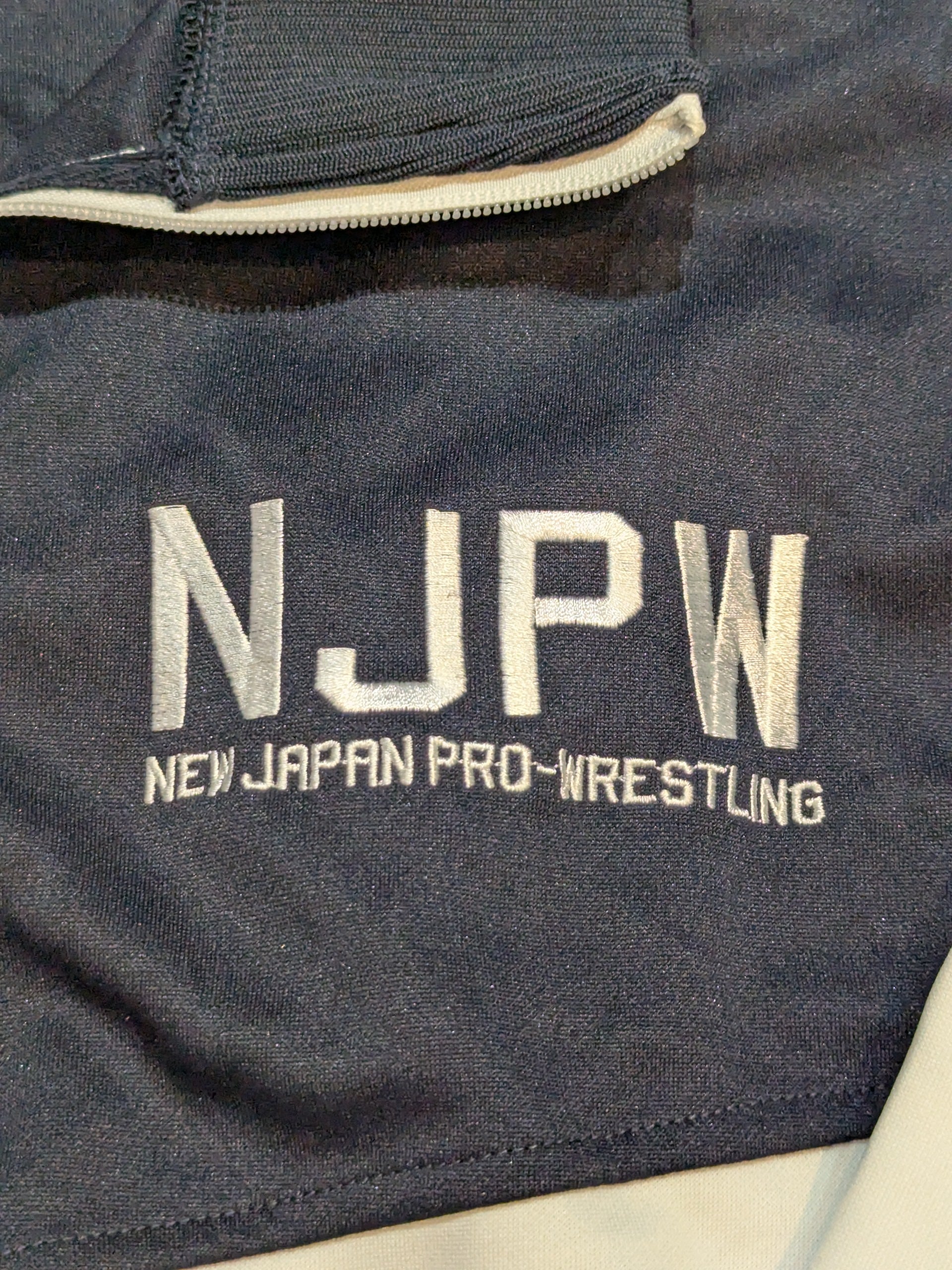 新日本プロレス×SOUL NJPW刺繍ジャージ(ブラック×ホワイト) – 闘道館