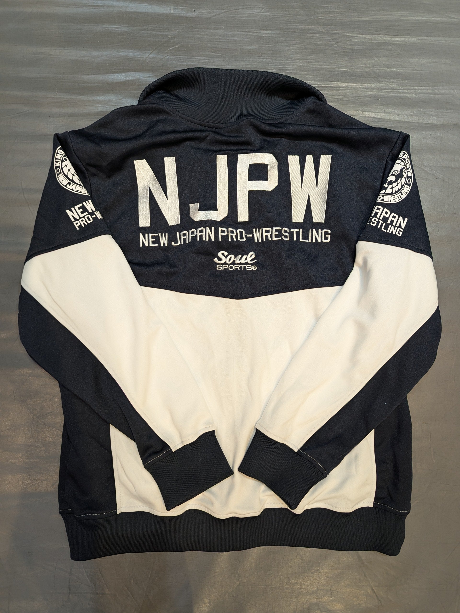 新日本プロレス×SOUL NJPW刺繍ジャージ(ブラック×ホワイト) – 闘道館
