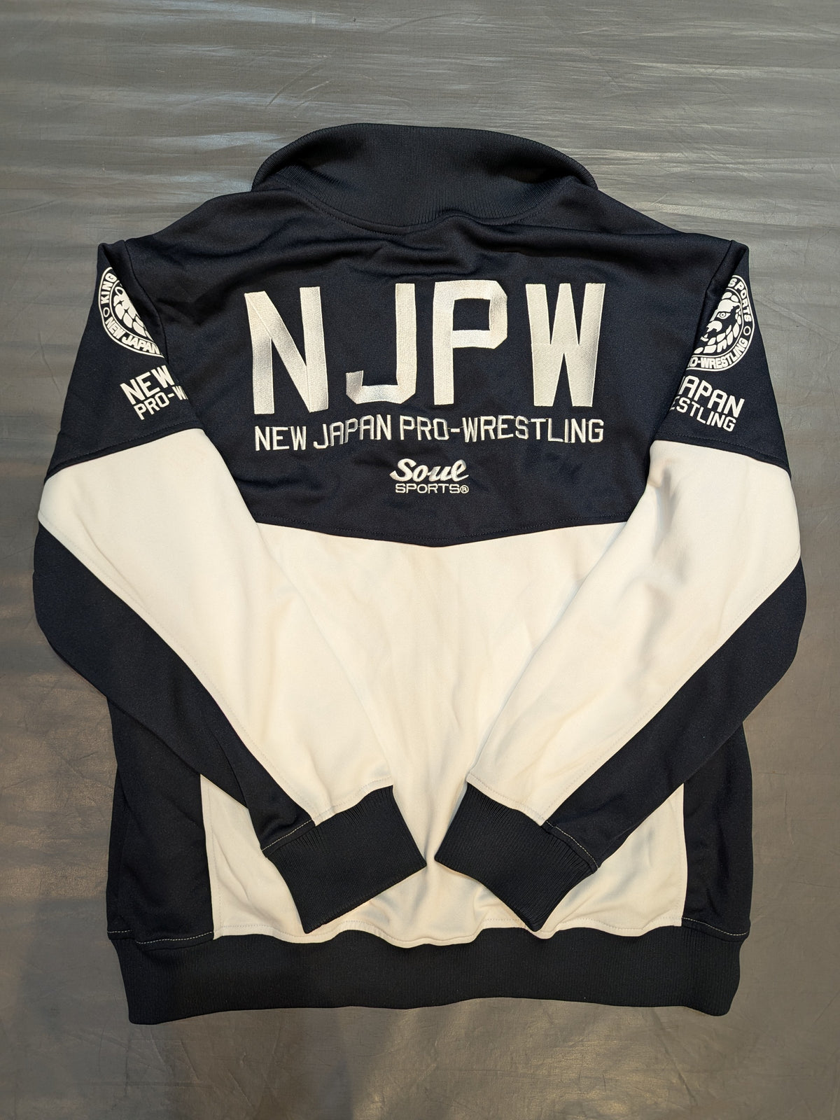 新日本プロレス×SOUL NJPW刺繍ジャージ(ブラック×ホワイト) – 闘道館