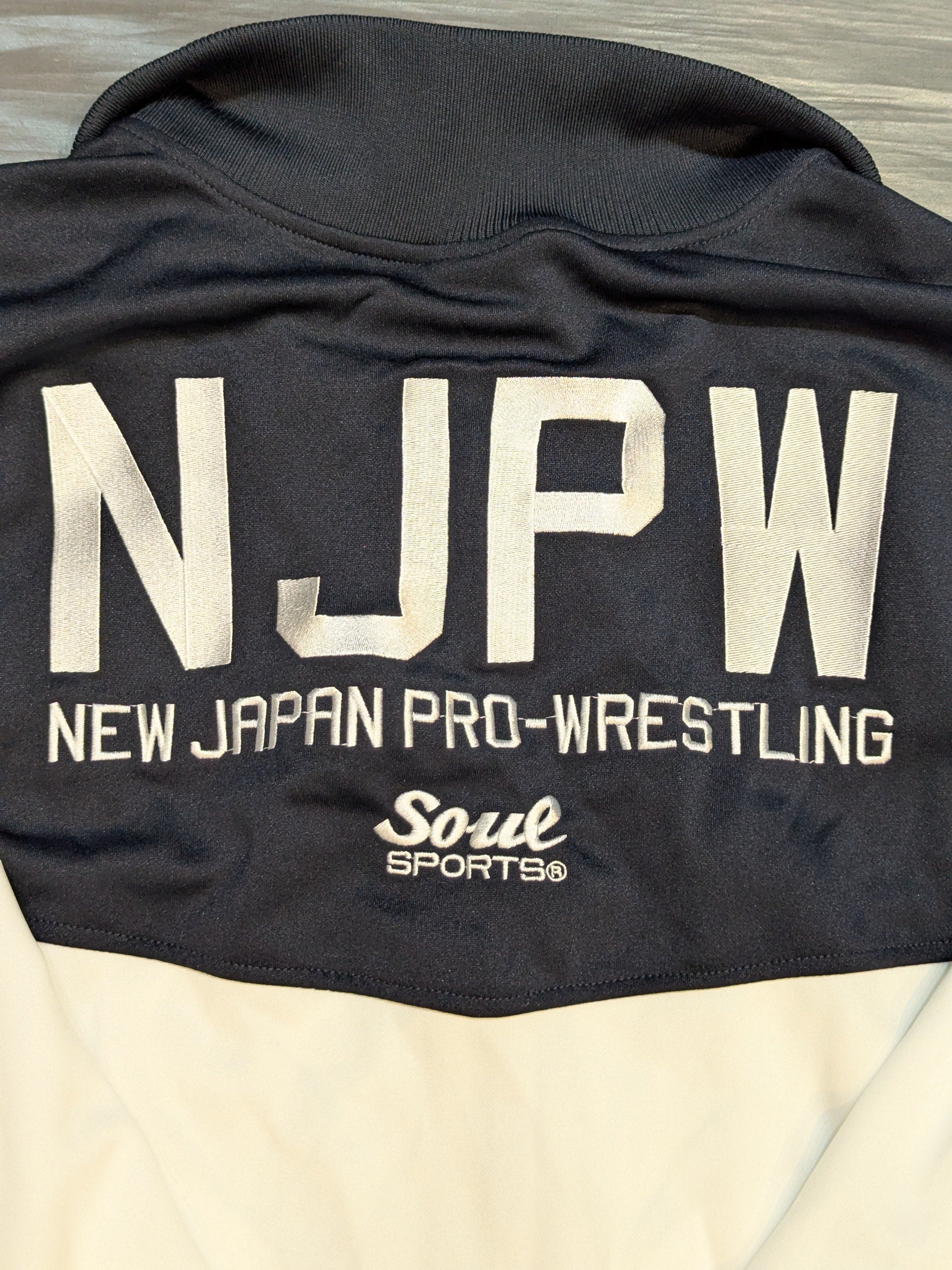 新日本プロレス×SOUL NJPW刺繍ジャージ(ブラック×ホワイト) – 闘道館