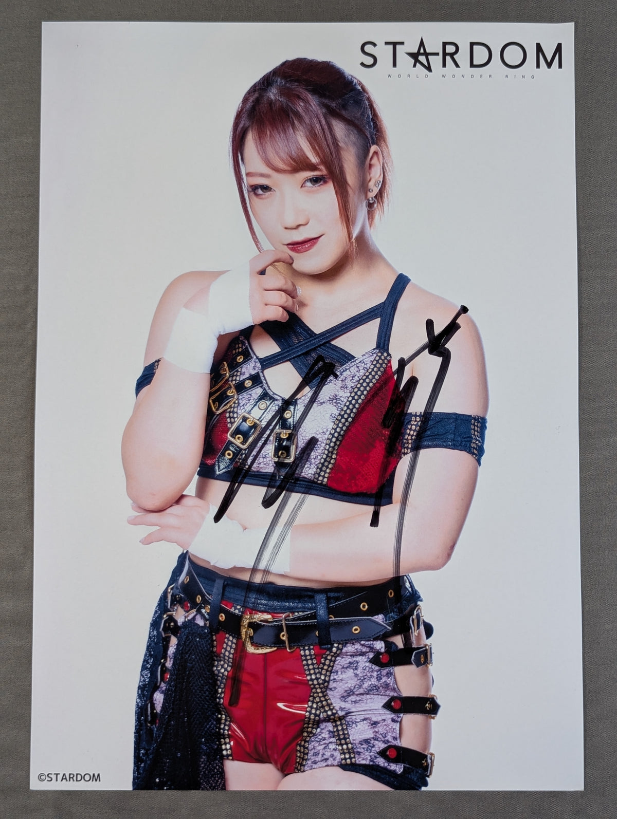 鈴季すず 直筆サイン入り スターダムポートレート(C-2) – 闘道館