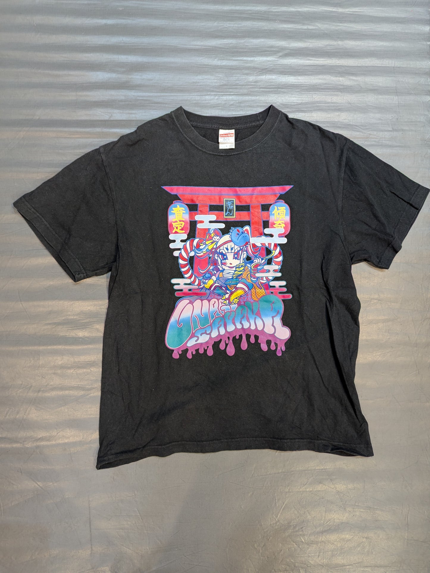 ウナギ・サヤカ「ご利益ありそう」Tシャツ(ブラック)