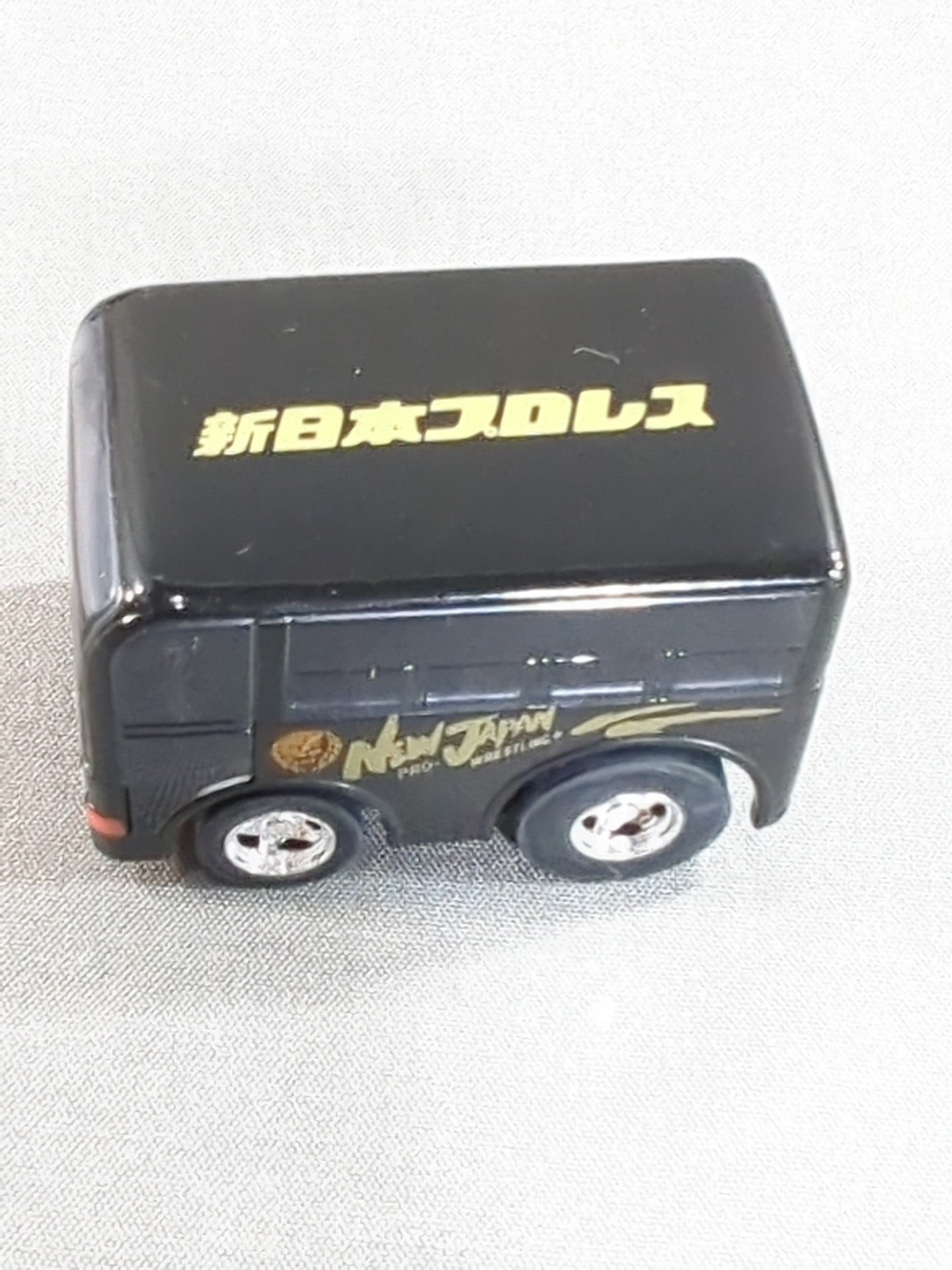 新日本プロレス 移動バスチョロQ