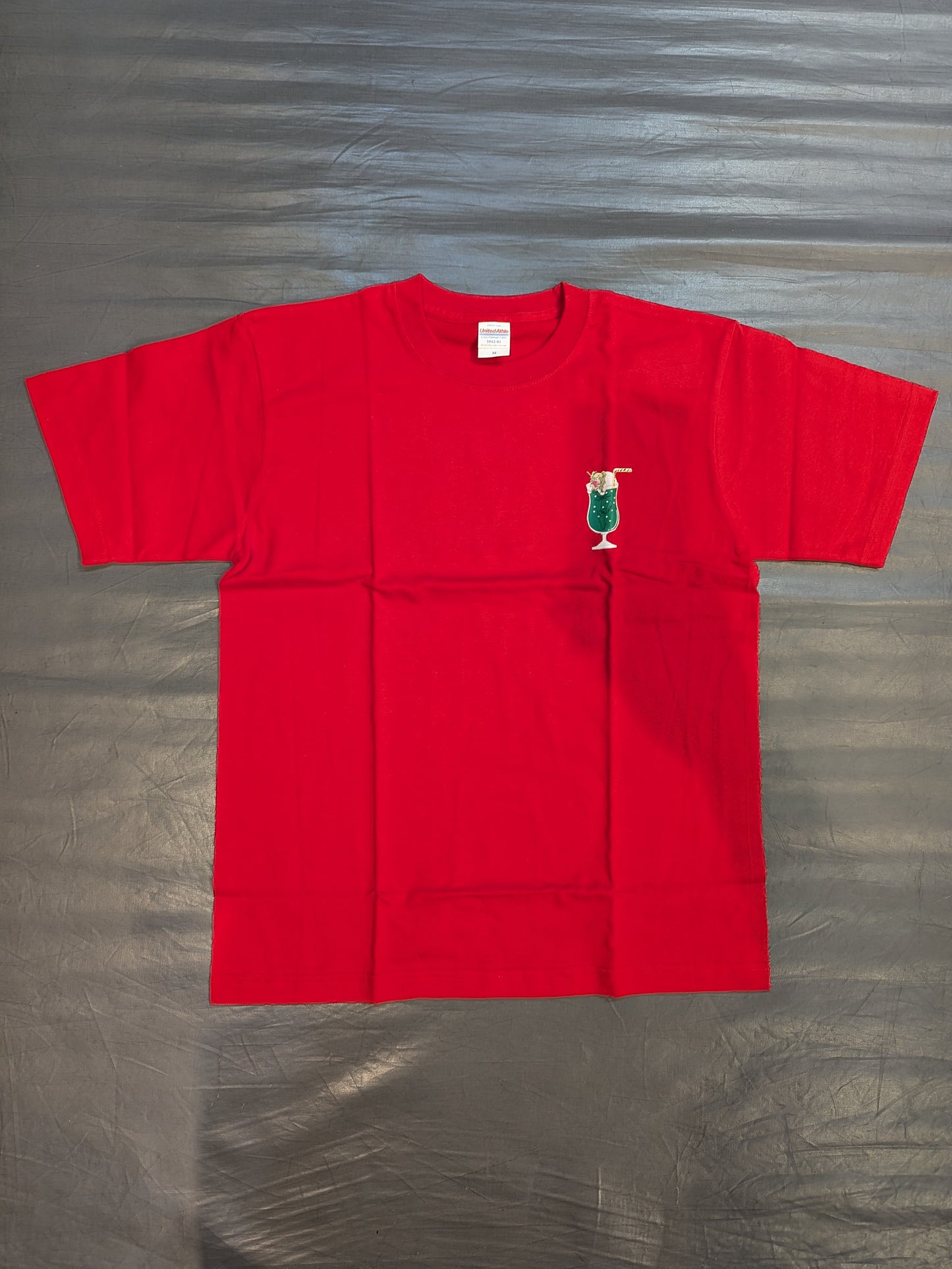 ウナギ・サヤカ「極彩メロンソーダブリーフ味」Tシャツ(レッド)