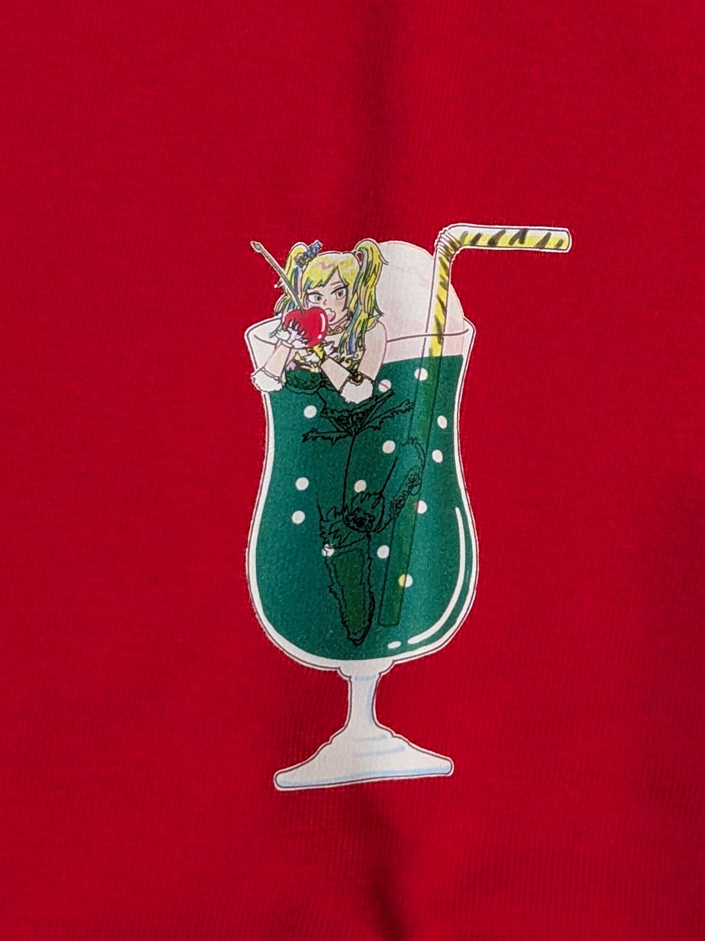 ウナギ・サヤカ「極彩メロンソーダブリーフ味」Tシャツ(レッド)