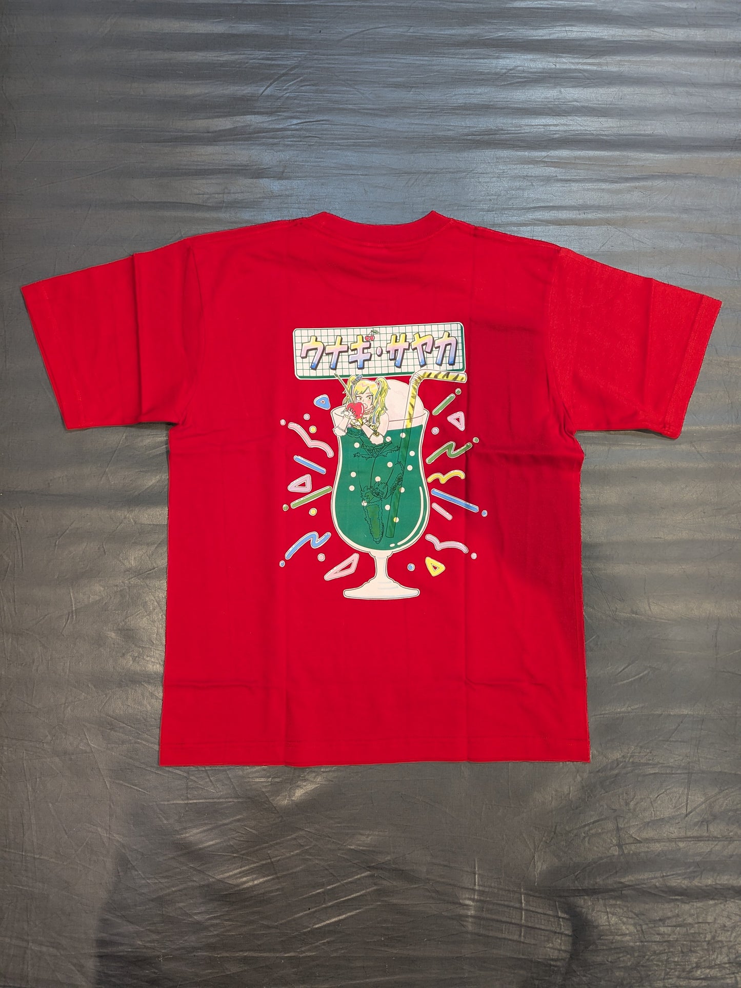 ウナギ・サヤカ「極彩メロンソーダブリーフ味」Tシャツ(レッド)