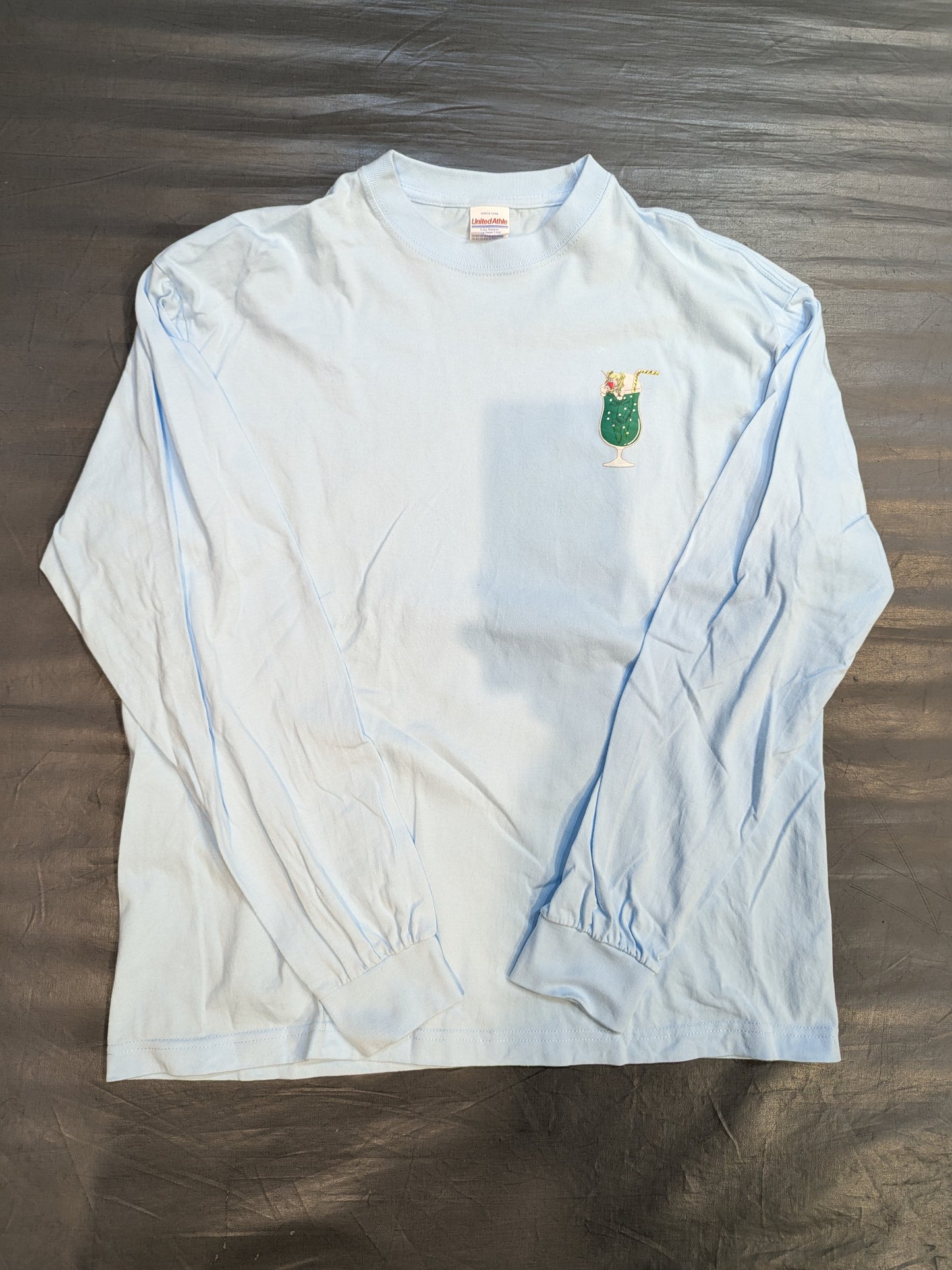 ウナギ・サヤカ「極彩メロンソーダブリーフ味」ロングスリーブTシャツ(ライトブルー)