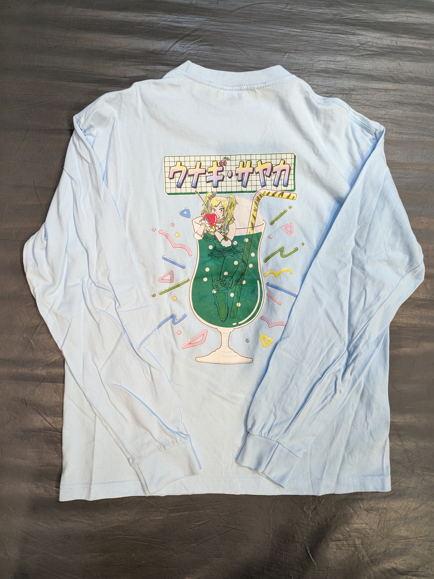 ウナギ・サヤカ「極彩メロンソーダブリーフ味」ロングスリーブTシャツ(ライトブルー)