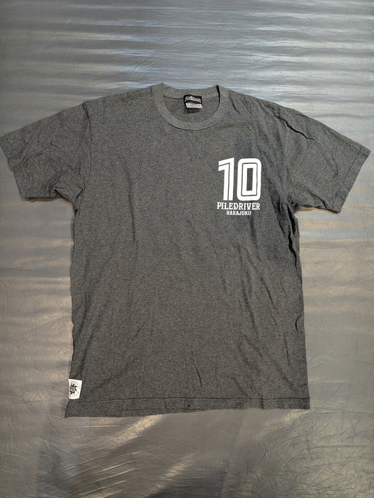 パイルドライバー「10周年記念」Tシャツ(チャコールグレー)