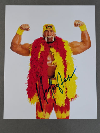 Hulk Hogan  hand signed autograph Pro-Photo 