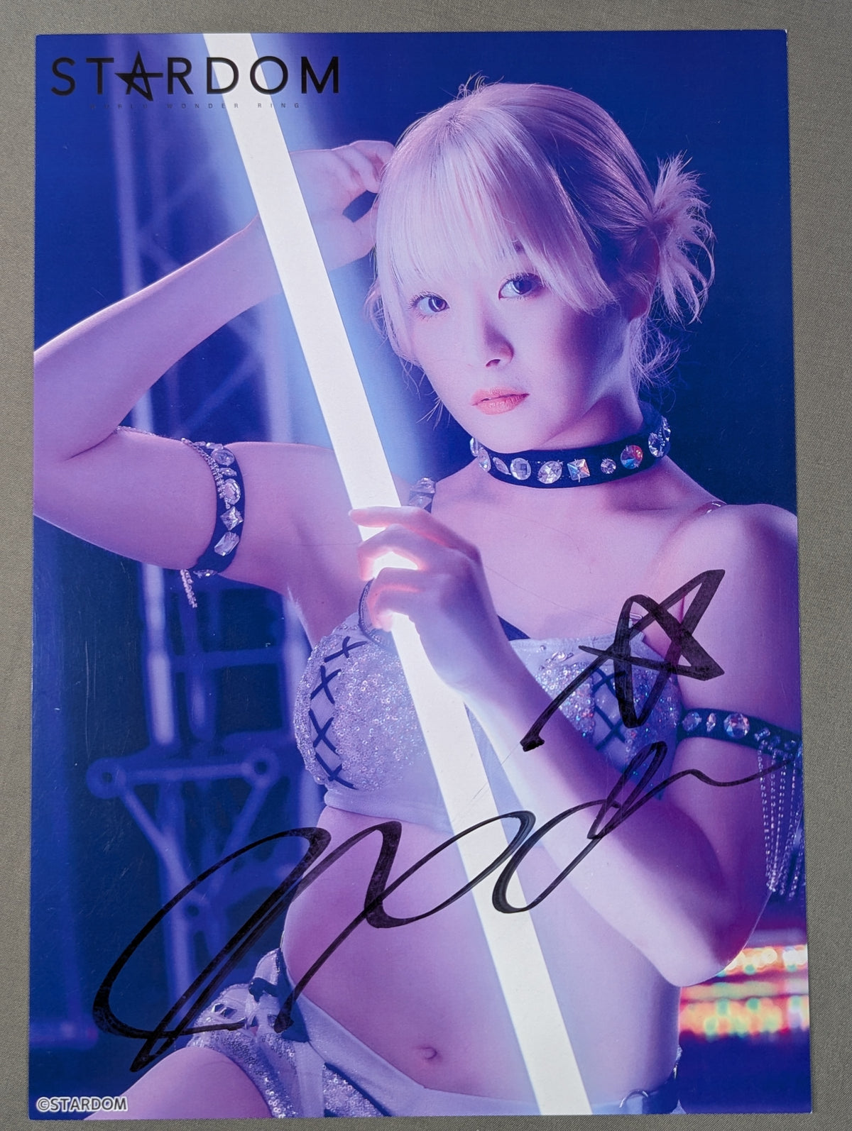 なつぽい 直筆サイン入り スターダムポートレート(S-8) – 闘道館
