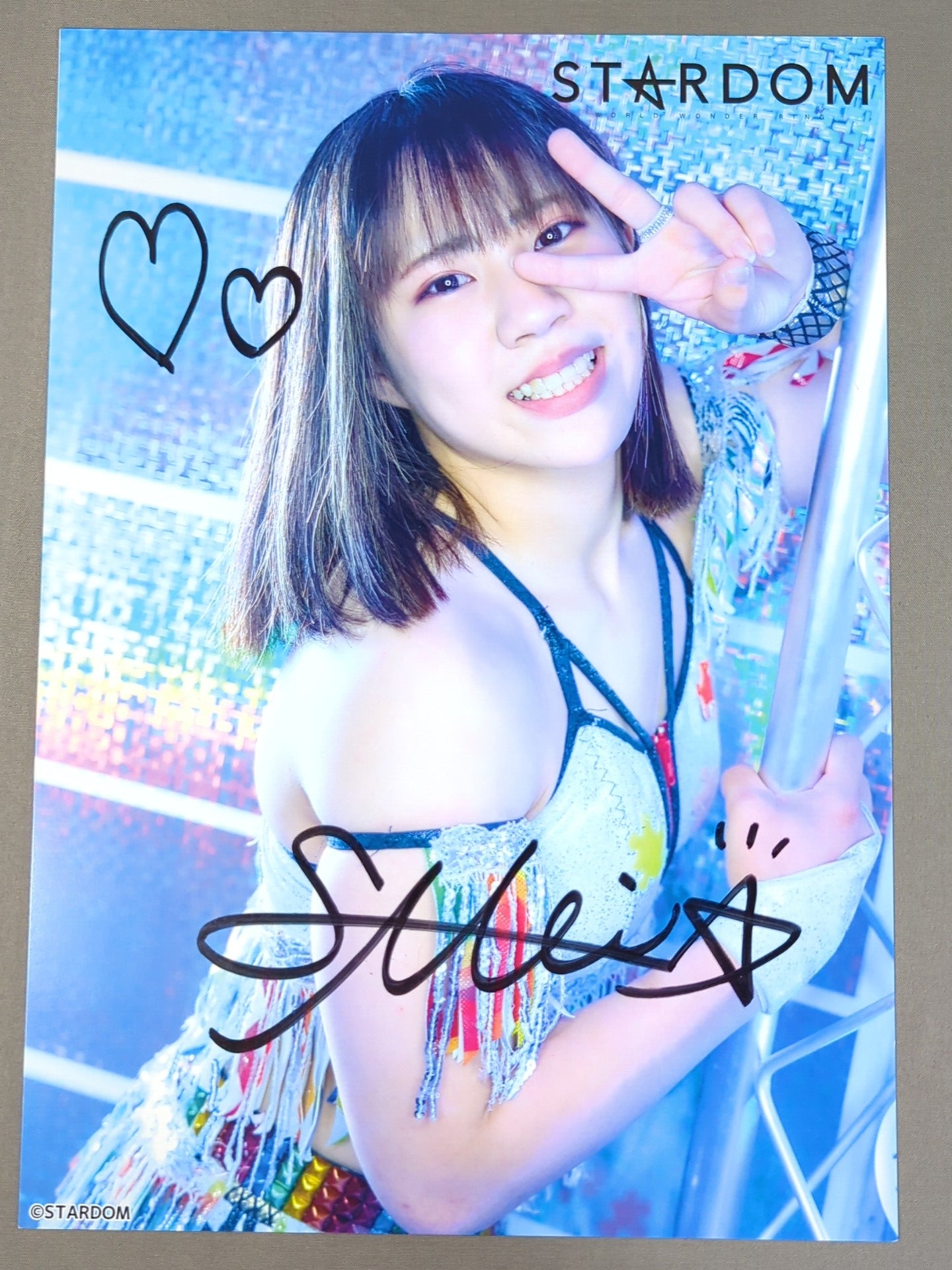 星来芽依 直筆サイン入り スターダムポートレート(B-4)