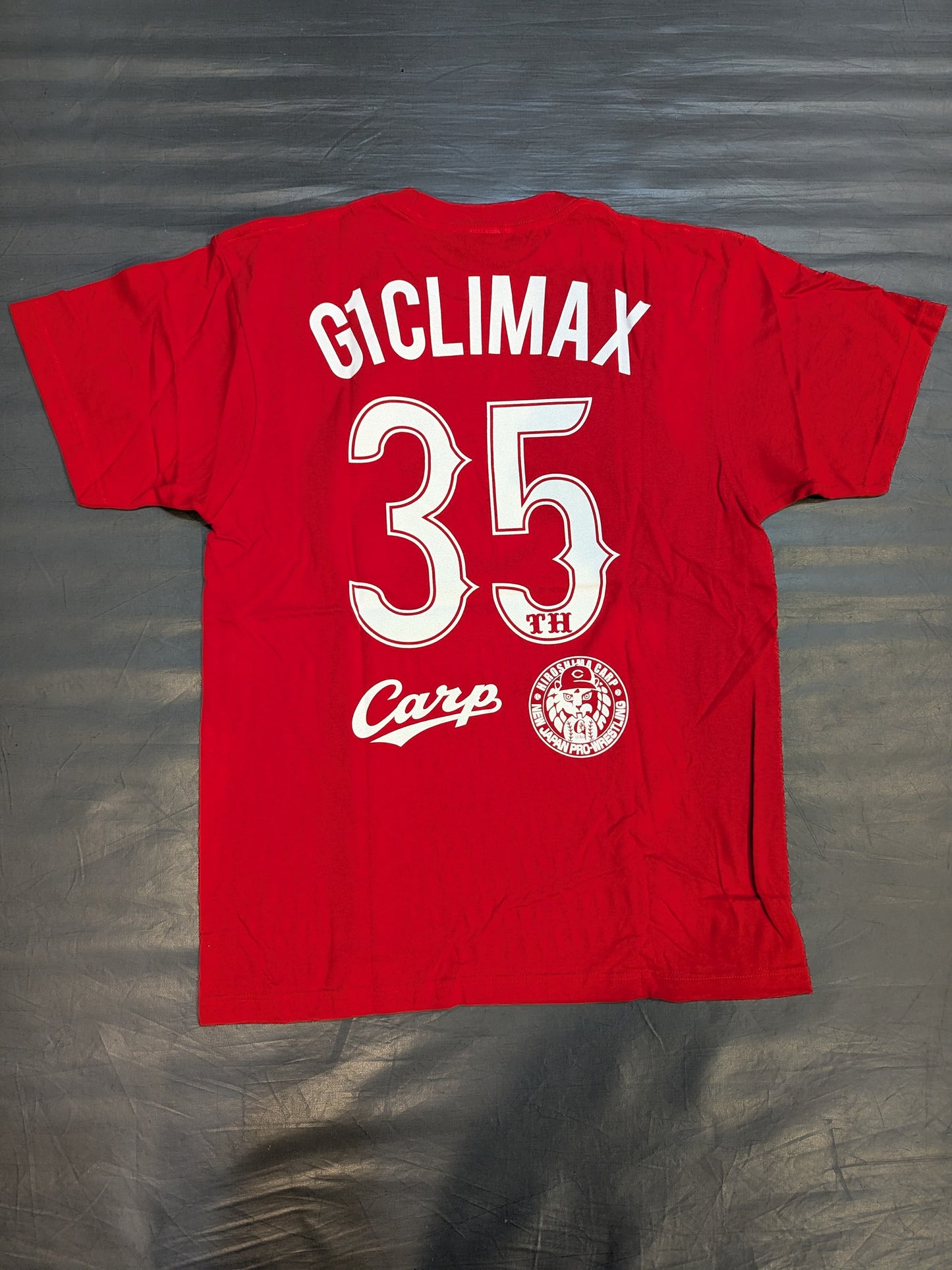 広島東洋カープ×新日本プロレス「G1 CLIMAX 35」コラボTシャツ(レッド)