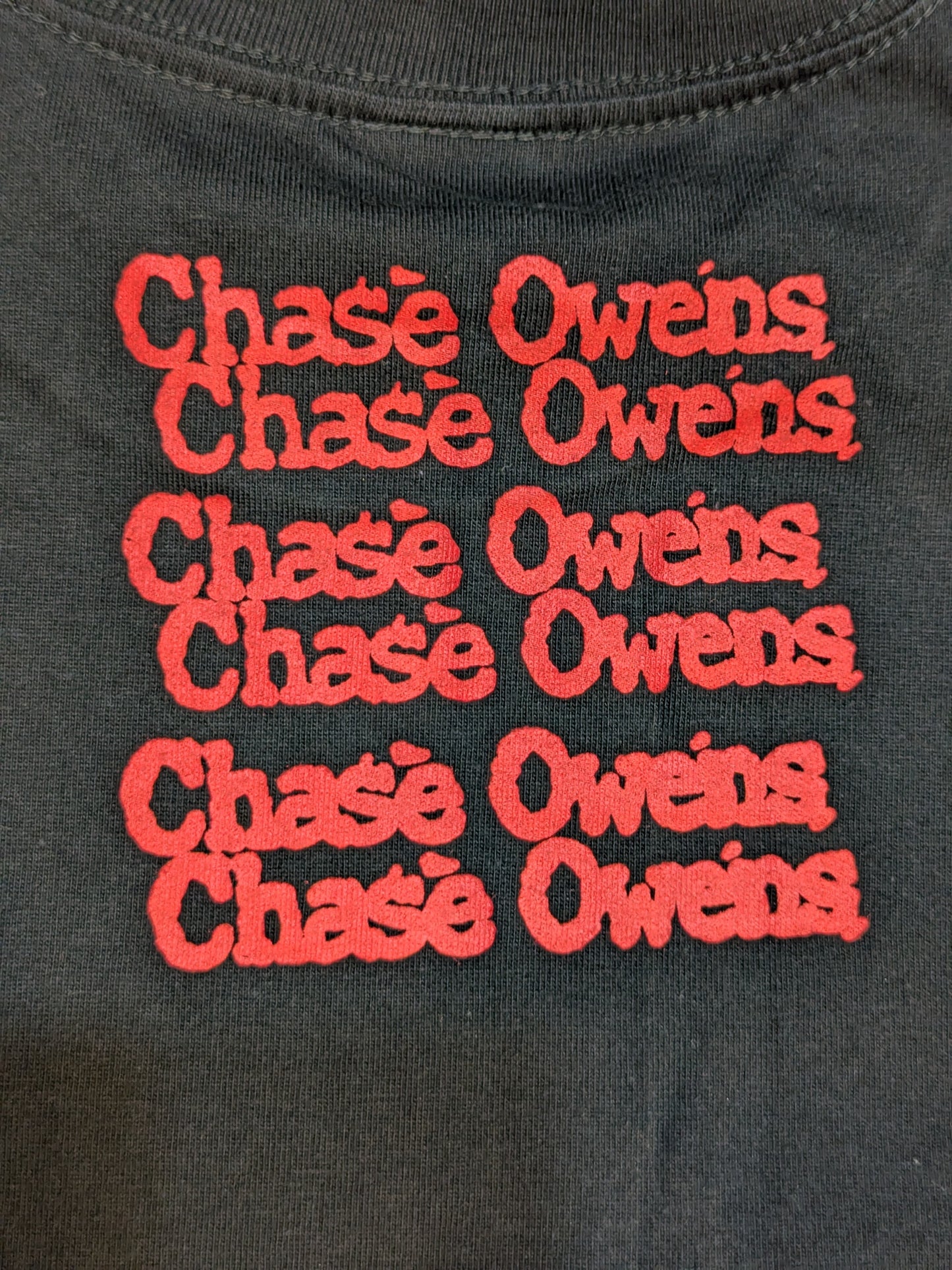 チェーズ・オーエンズ「CROWN JEWEL」Tシャツ(ブラック×レッド)