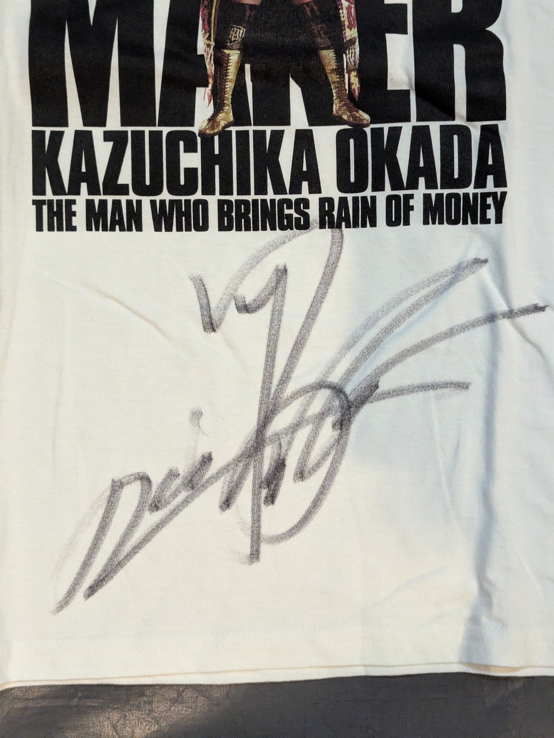 御伽りるむ 実写Tシャツ サイン＋メッセージ付 直筆サイン入り】オカダ・カズチカ「KORM」Tシャツ – 闘道館