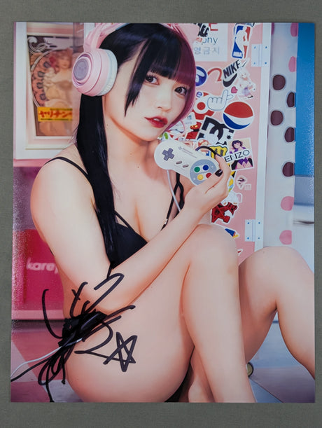 伊藤麻希 直筆サイン入り ポートレート②