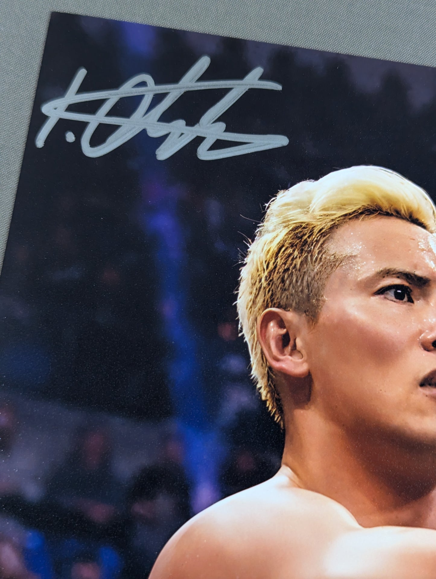 ★JSA★ Kazuchika Okada  hand signed autograph Pro-Photo (middle finger)