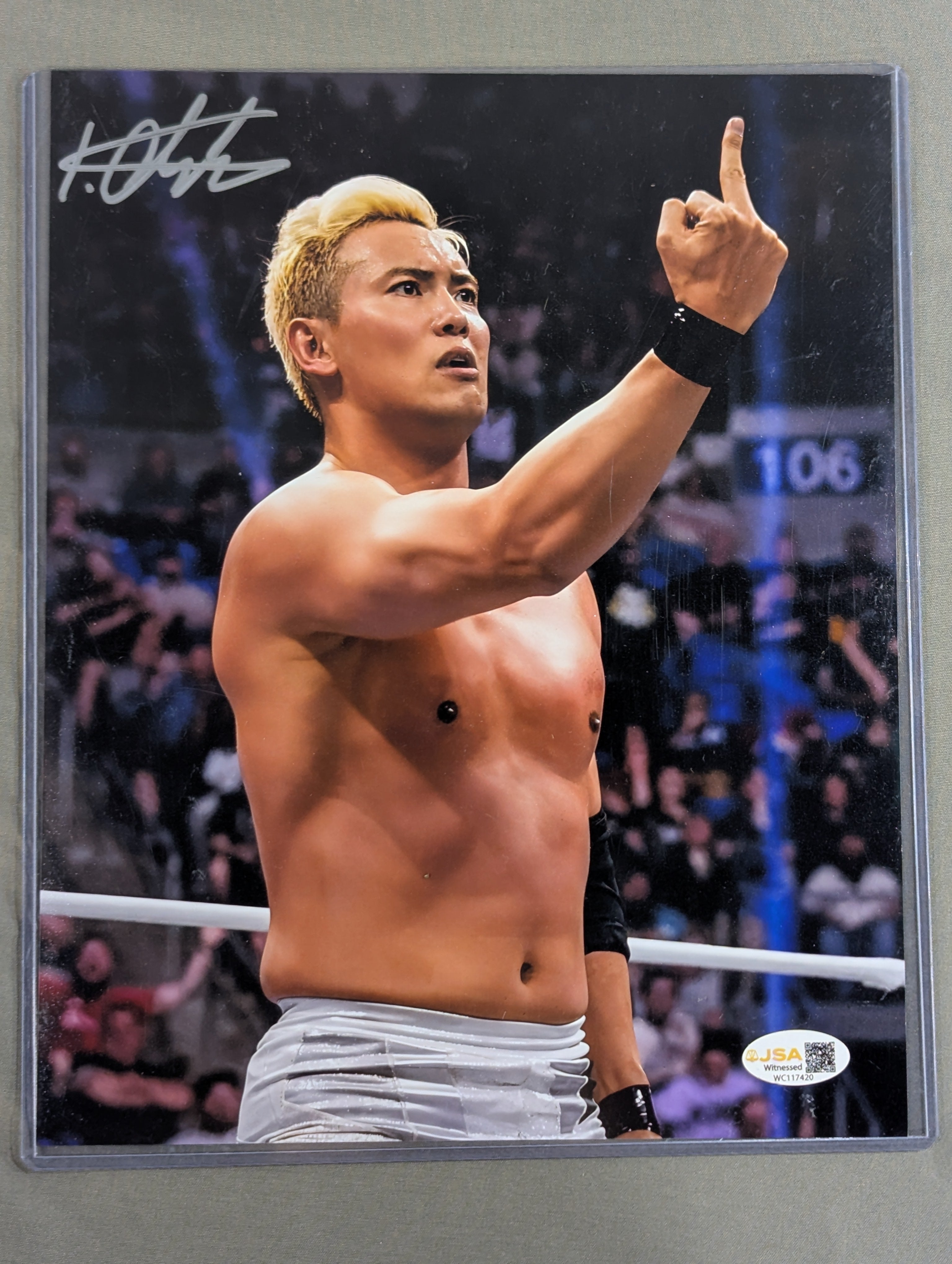 AEW (元新日本プロレス)　オカダ・カズチカ　直筆サイン入りフォトフレーム ☆JSA☆ オカダ・カズチカ 直筆サイン入り ポートレート(中指) – 闘道館