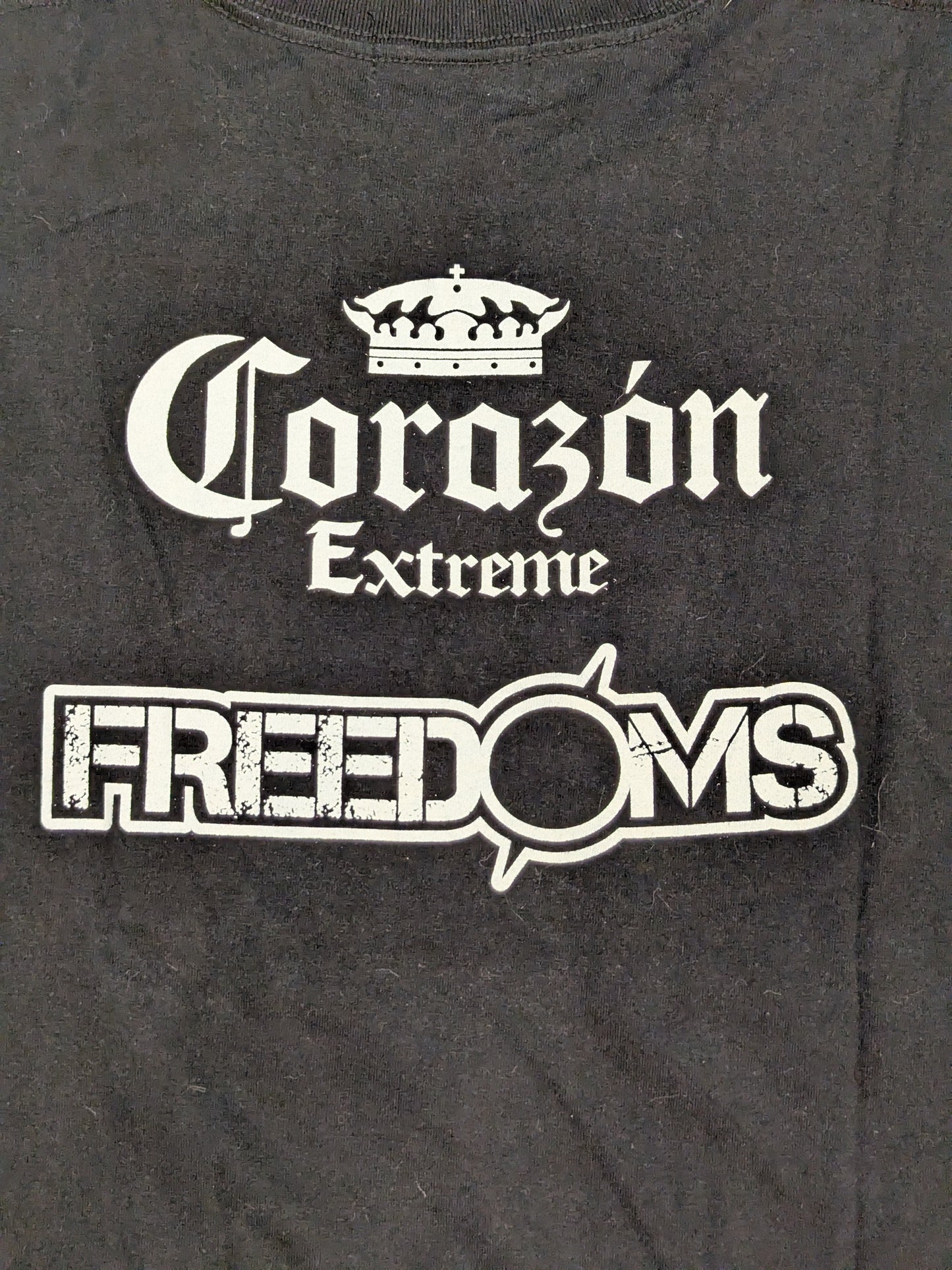 ビオレント・ジャック×CORAZON」イラストTシャツ(ブラック)