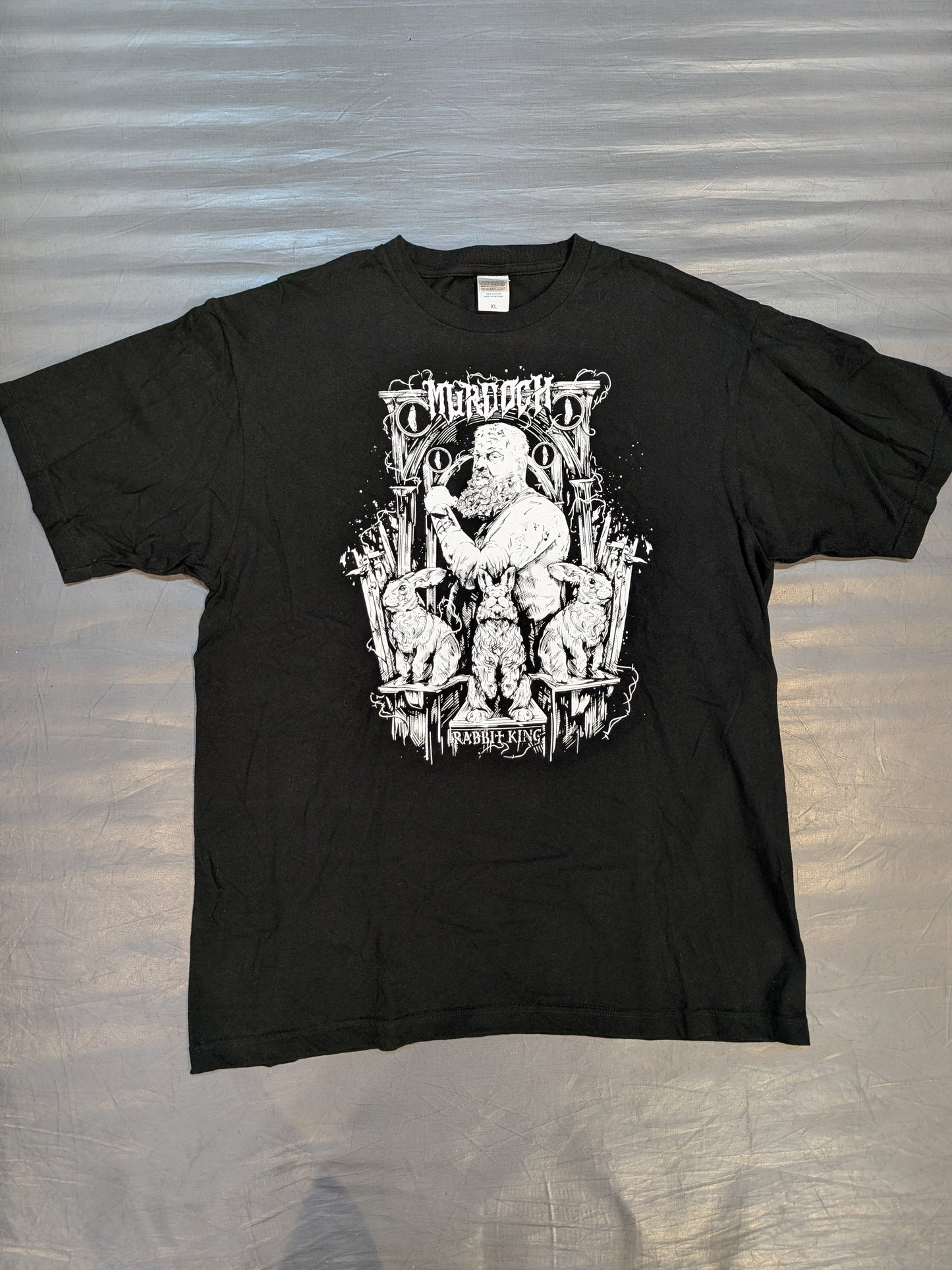 ジョン・ウェイン・マードック イラストTシャツ(ブラック×レッド)