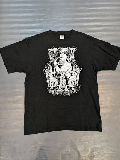 ジョン・ウェイン・マードック イラストTシャツ(ブラック×レッド)