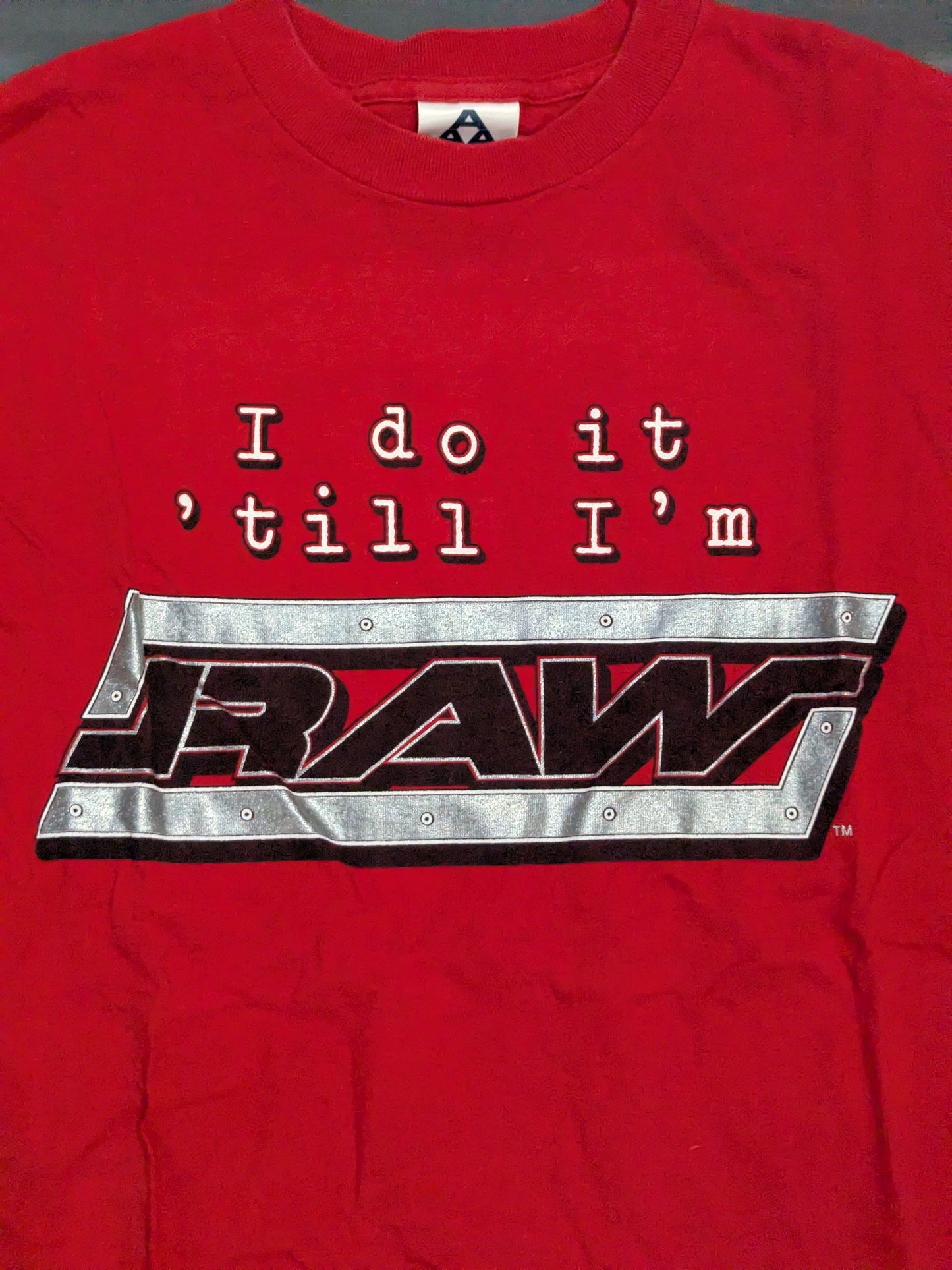 RAW「I do it 'till I’m」Tシャツ(WWE(2002) / レッド)