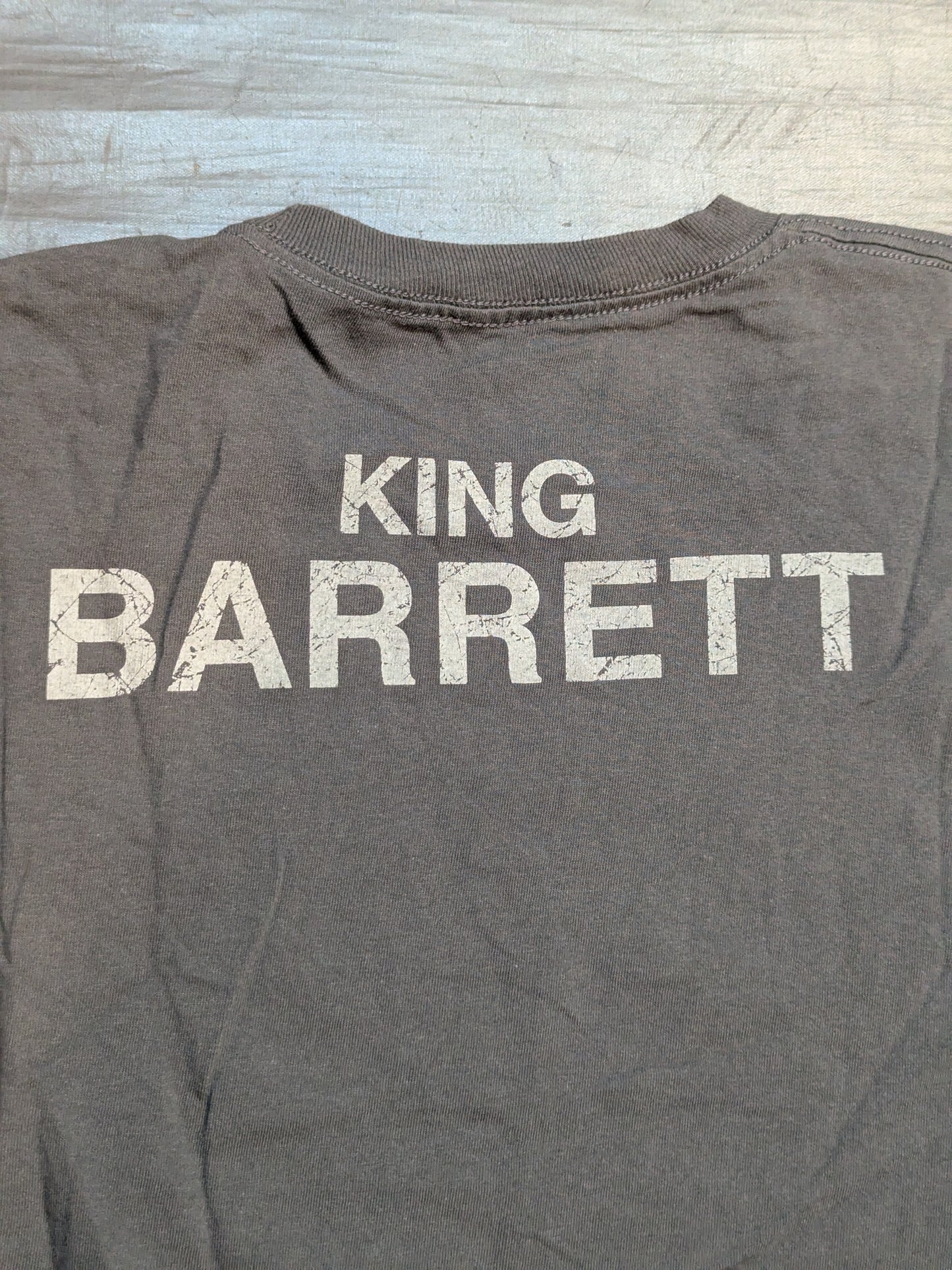 バッド・ニュース・バレット「KING OF BAD NEWS」Tシャツ(WWE(2010s) / グレー)