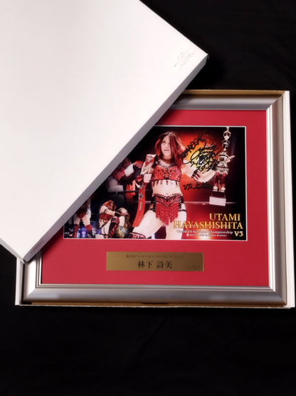 Utami Hayashishita  hand signed autograph  Commemorative Photo Frame (vs. Saya Kamitani match)
