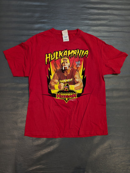 ハリウッド・ハルク・ホーガン「HULKAMANIA」ピクチャーTシャツ(WWE(2002) / レッド)
