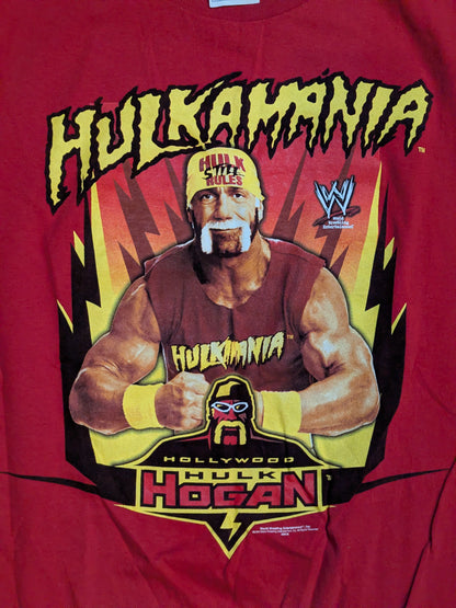 ハリウッド・ハルク・ホーガン「HULKAMANIA」ピクチャーTシャツ(WWE(2002) / レッド)