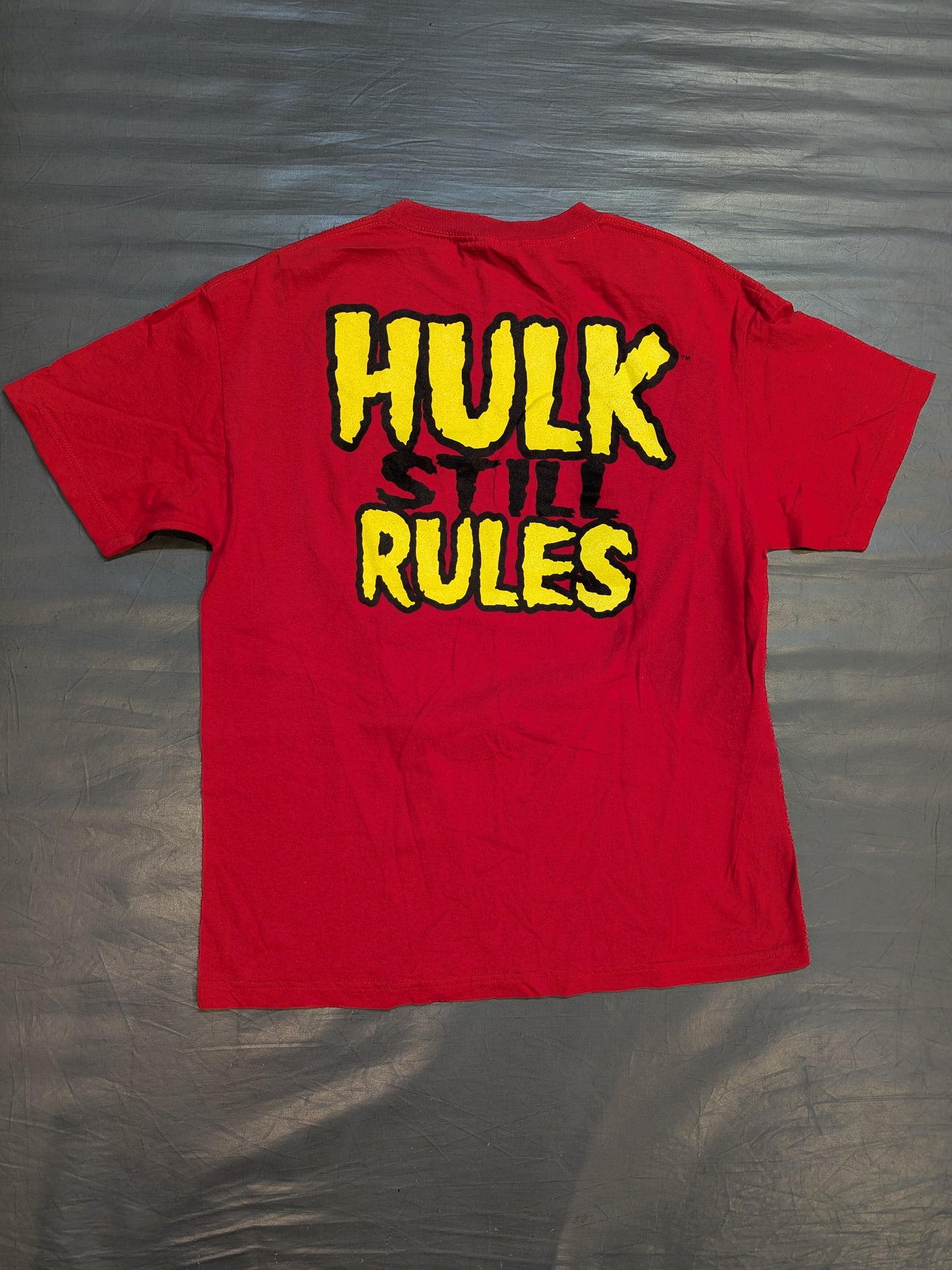 ハリウッド・ハルク・ホーガン「HULKAMANIA」ピクチャーTシャツ(WWE(2002) / レッド)