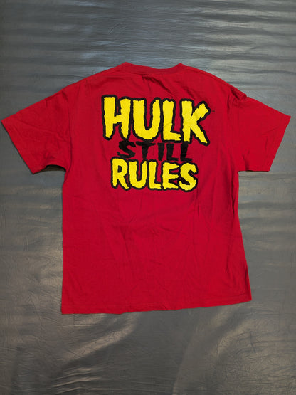 ハリウッド・ハルク・ホーガン「HULKAMANIA」ピクチャーTシャツ(WWE(2002) / レッド)