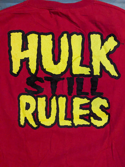 ハリウッド・ハルク・ホーガン「HULKAMANIA」ピクチャーTシャツ(WWE(2002) / レッド)