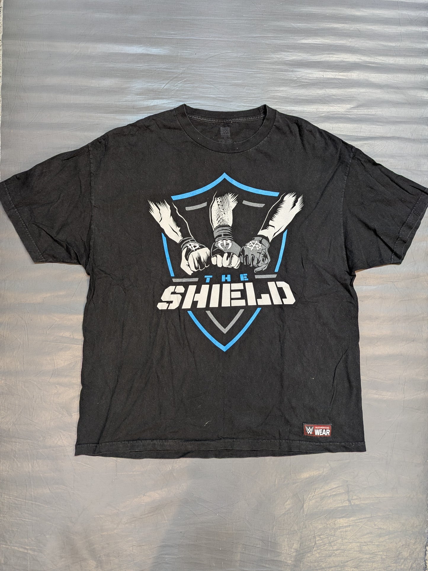 The Sticker 'THE SHIELD' T-shirt (WWE (2017) / Black)
