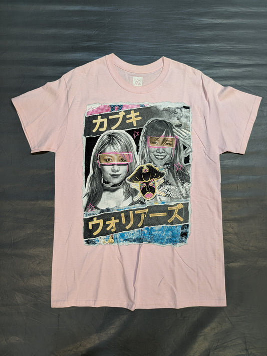 アスカ＆カイリ・セイン(カブキ・ウォリアーズ) ピクチャーTシャツ②(WWE(2019) / ピンク)