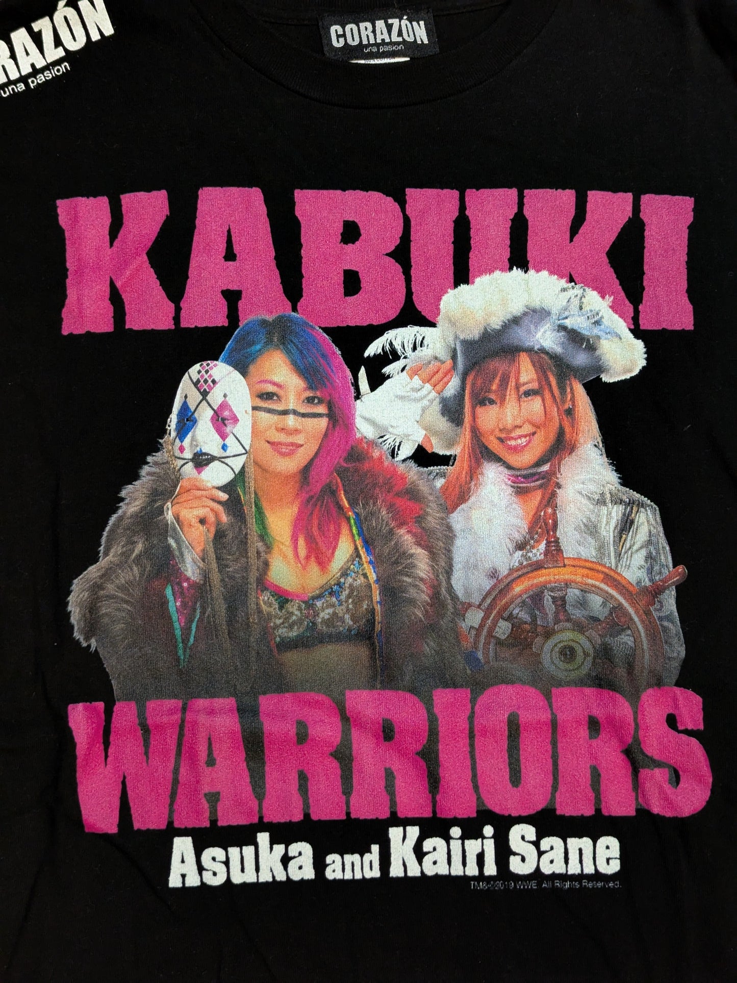 Kabuki Warriors × CORAZON "Asuka & Kairi Sane " Picture T-Shirt (WWE (2019) / Black)
