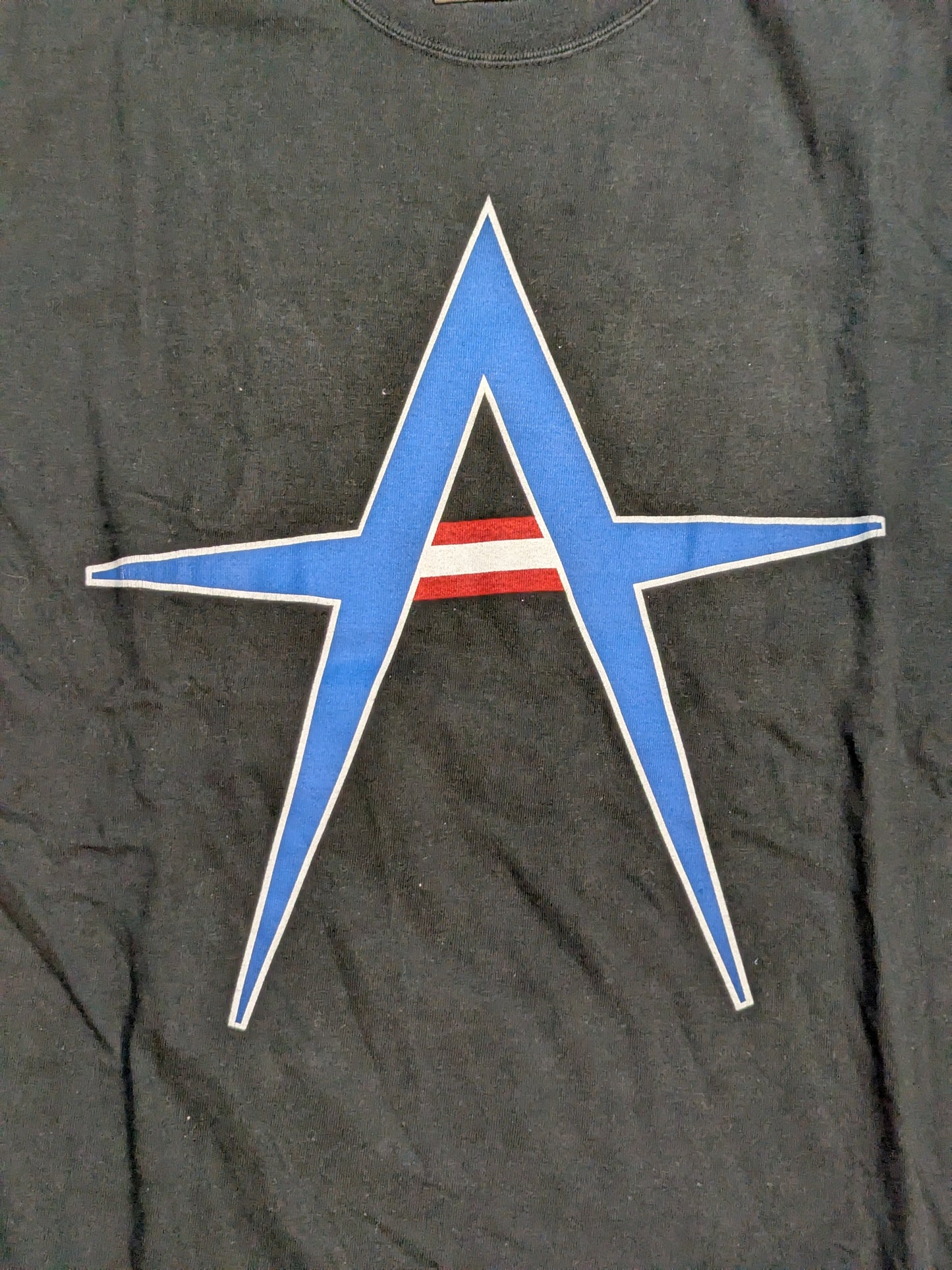 Kurt Angle "AMERICA NEEDS A HERO" T-shirt (WWE (2005) / Black)