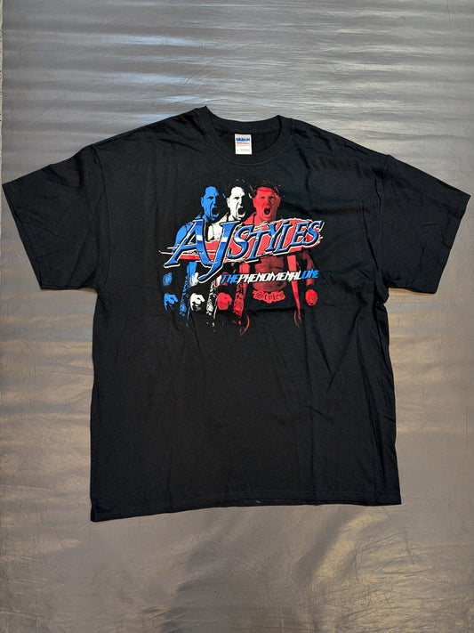 AJスタイルズ「THE PHENOMENAL ONE」ピクチャーTシャツ(ブラック)