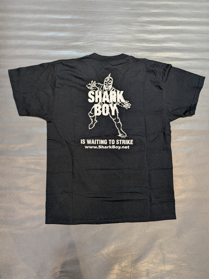 シャーク・ボーイ「THINK IT'S SAFE? THINK AGAIN!!!」イラストTシャツ(ブラック)