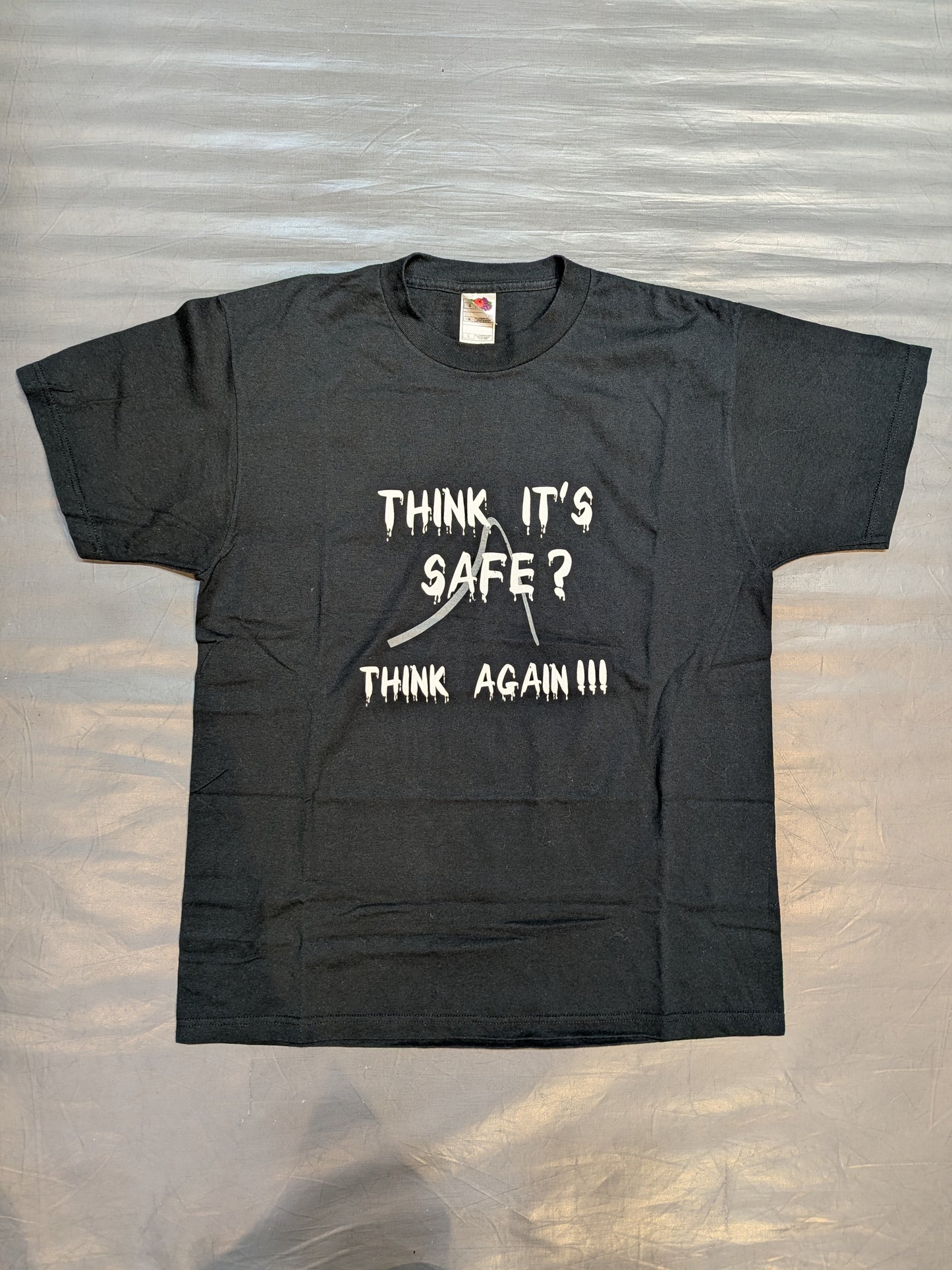 シャーク・ボーイ「THINK IT'S SAFE? THINK AGAIN!!!」イラストTシャツ(ブラック)