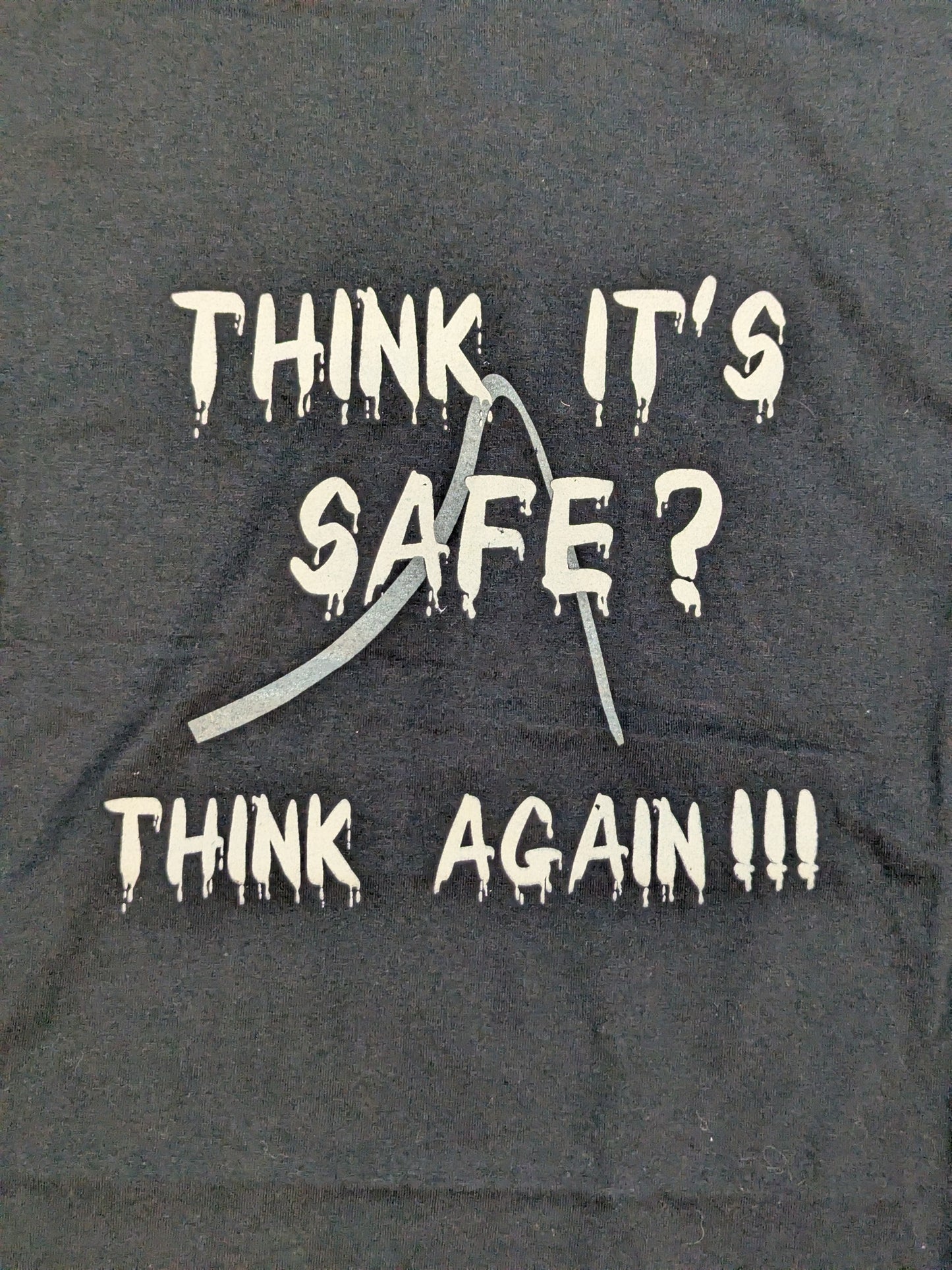 シャーク・ボーイ「THINK IT'S SAFE? THINK AGAIN!!!」イラストTシャツ(ブラック)