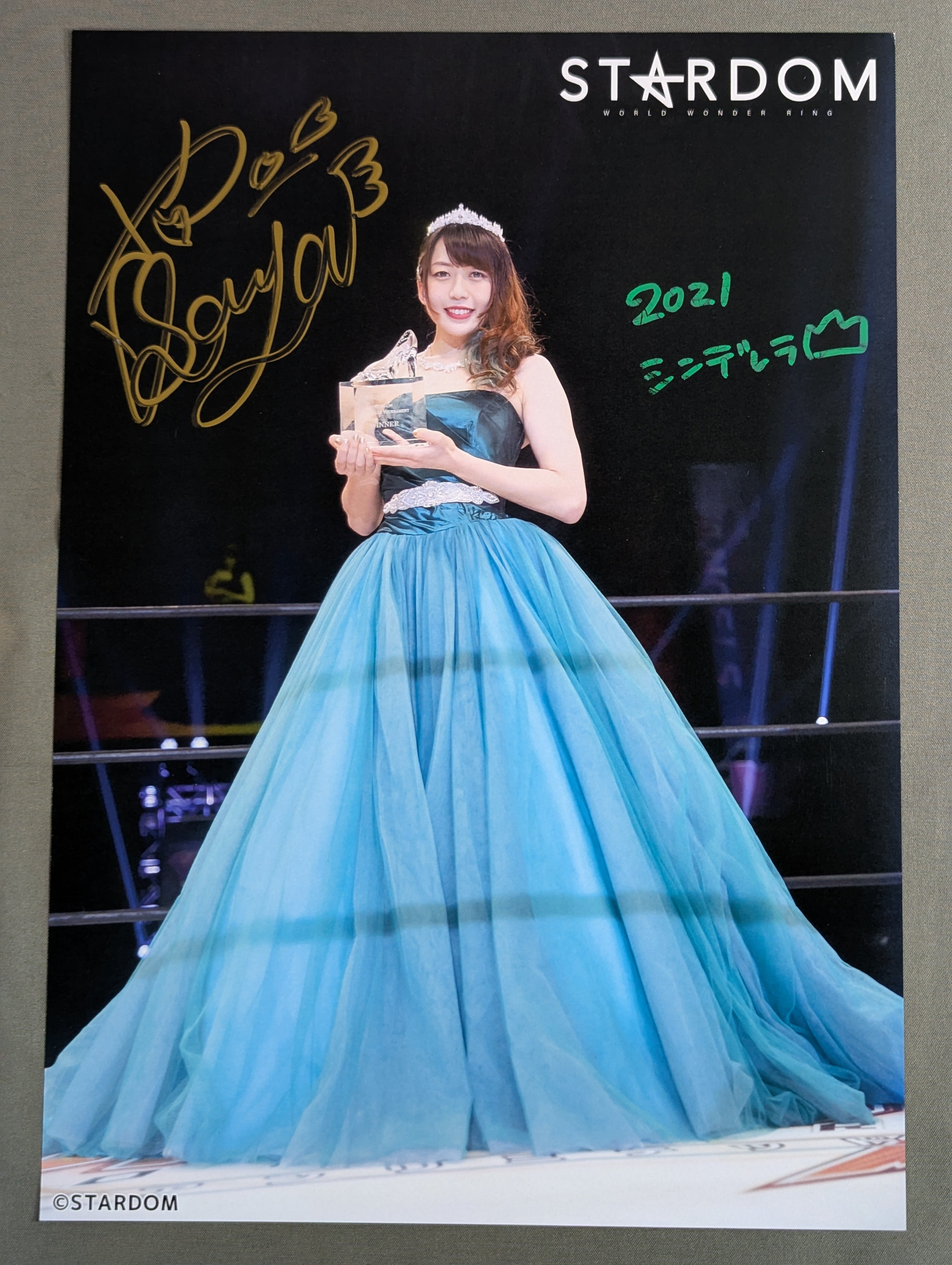 上谷沙弥 直筆サイン入り スターダムポートレート(D-3) – 闘道館