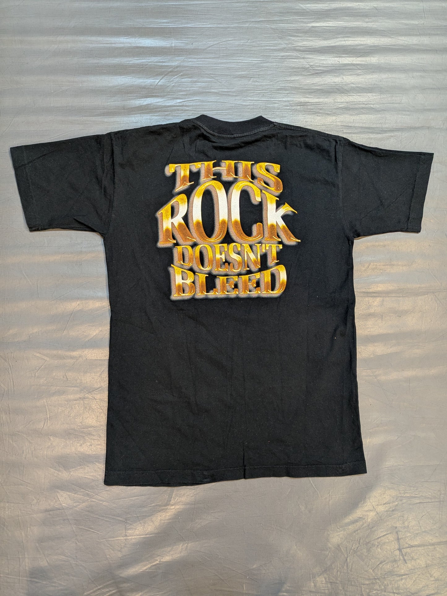 ザ・ロック「THIS ROCK DOESN'T BLEED」ピクチャーTシャツ(WWF(1990s) / ブラック)