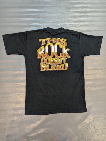 ザ・ロック「THIS ROCK DOESN'T BLEED」ピクチャーTシャツ(WWF(1990s) / ブラック)