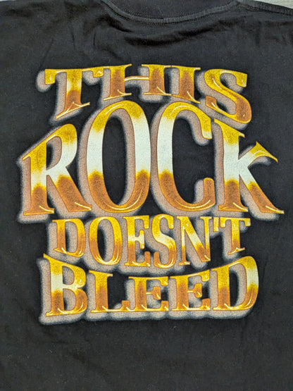ザ・ロック「THIS ROCK DOESN'T BLEED」ピクチャーTシャツ(WWF(1990s) / ブラック)